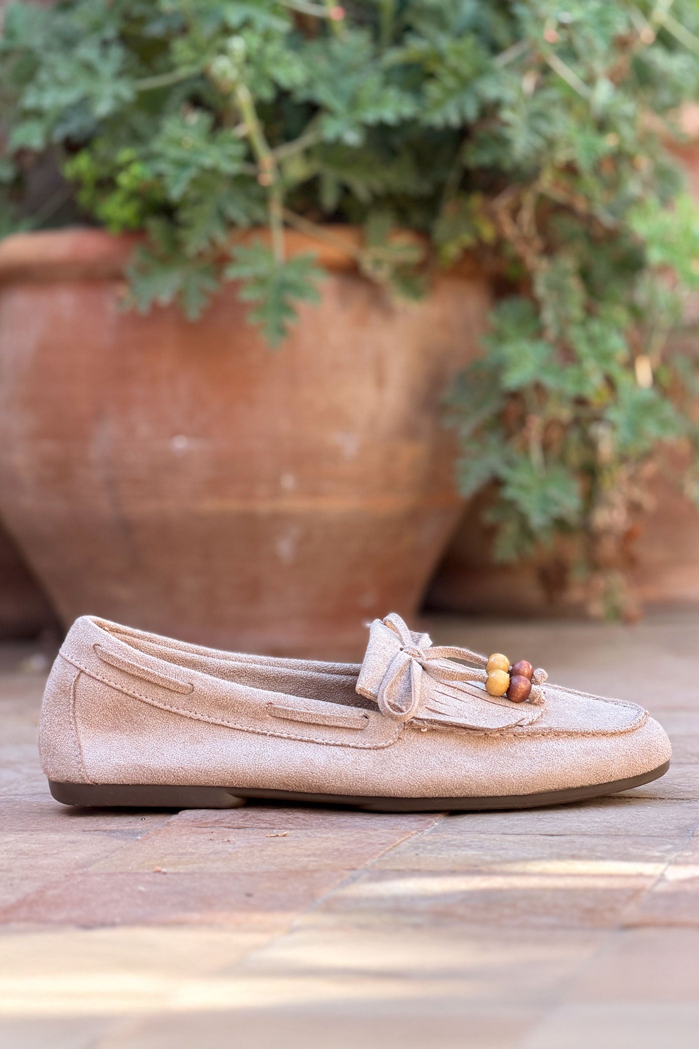 Mocassins souples en suédine beige avec franges, nœud et perles