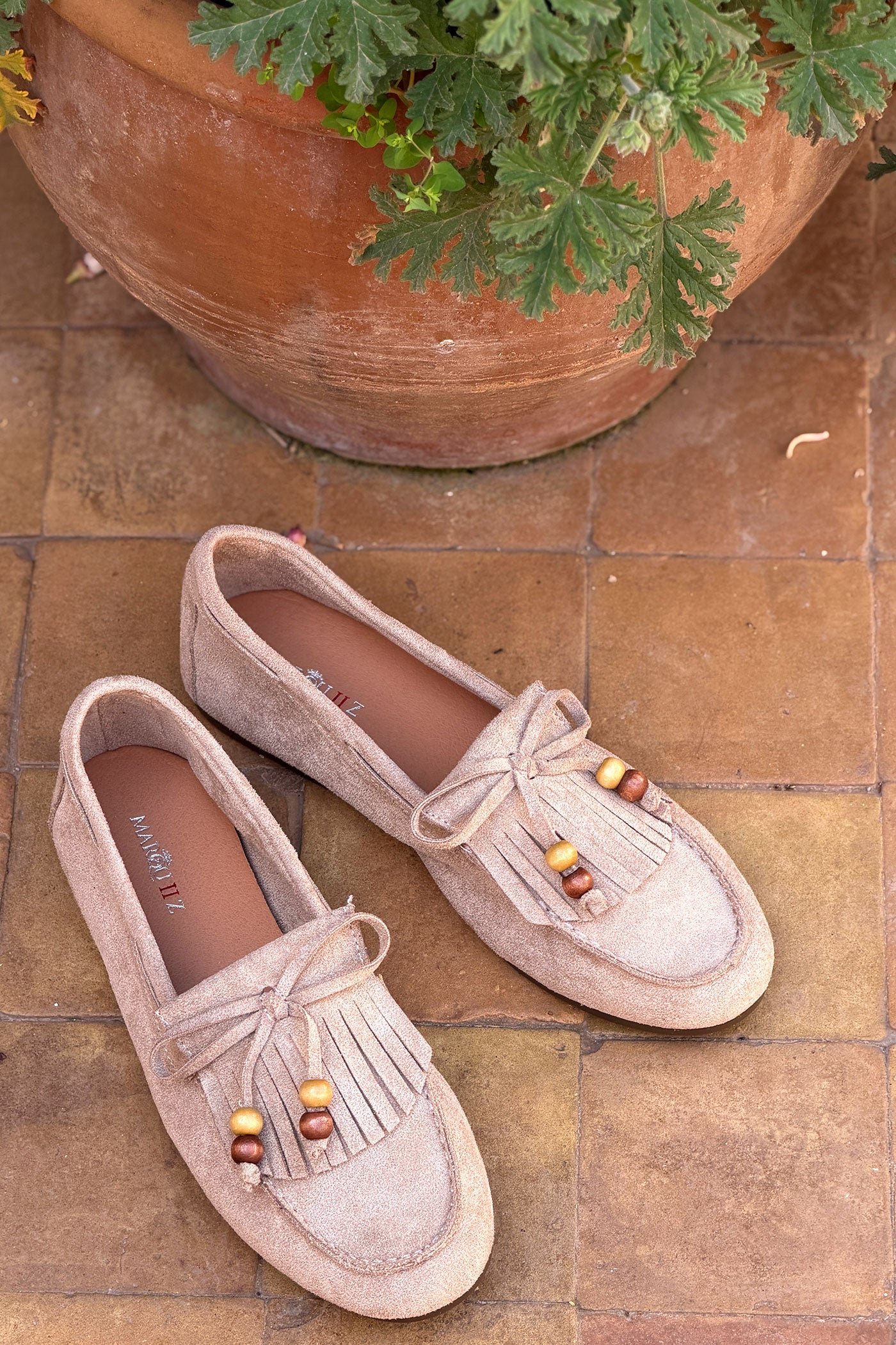 Mocassins souples en suédine beige avec franges, nœud et perles