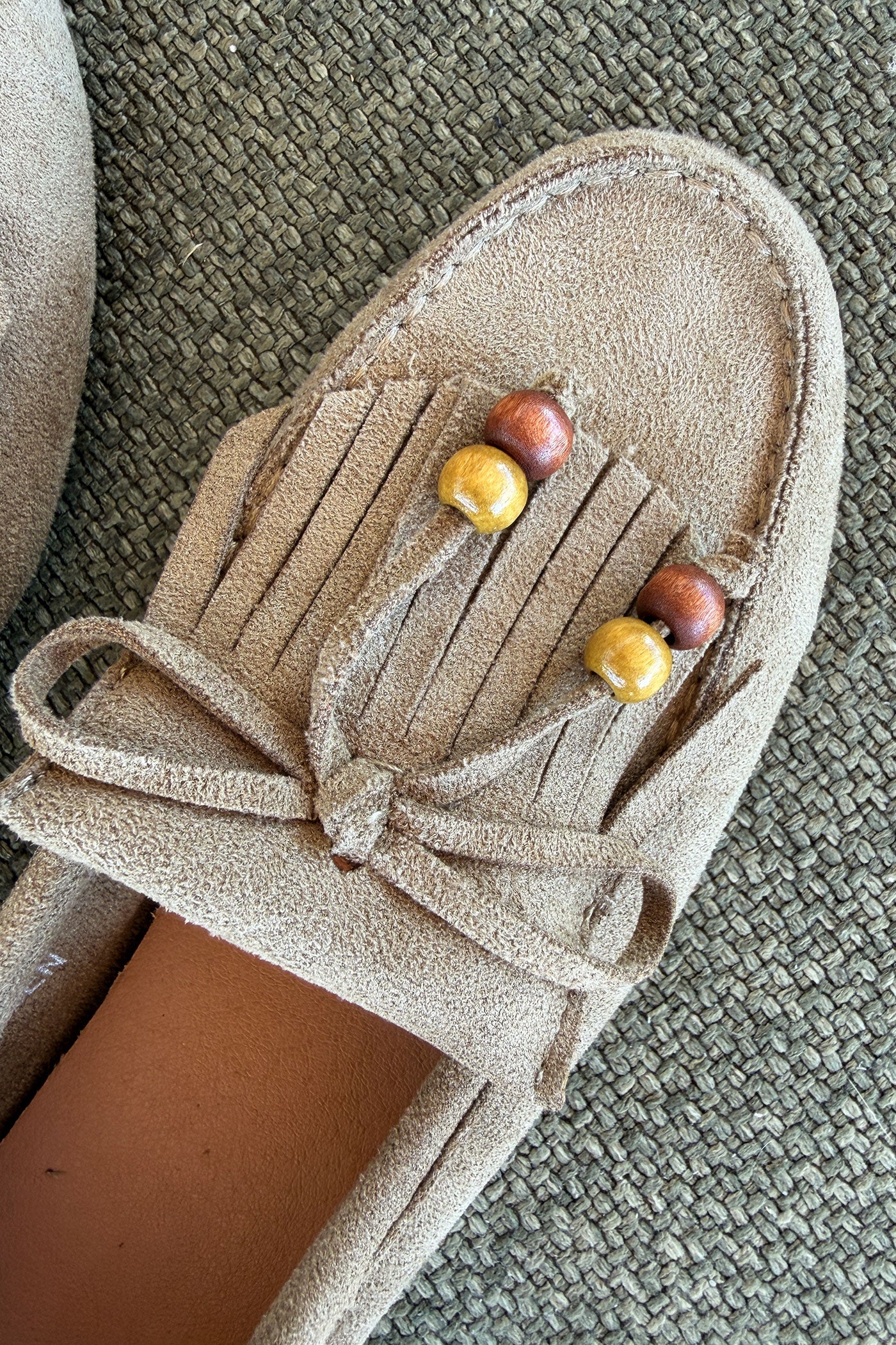 Mocassins souples en suédine kaki avec franges, nœud et perles