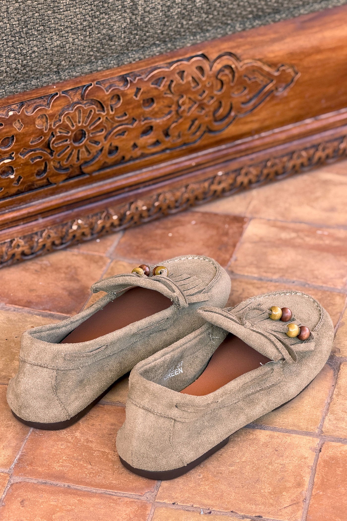 Mocassins souples en suédine kaki avec franges, nœud et perles
