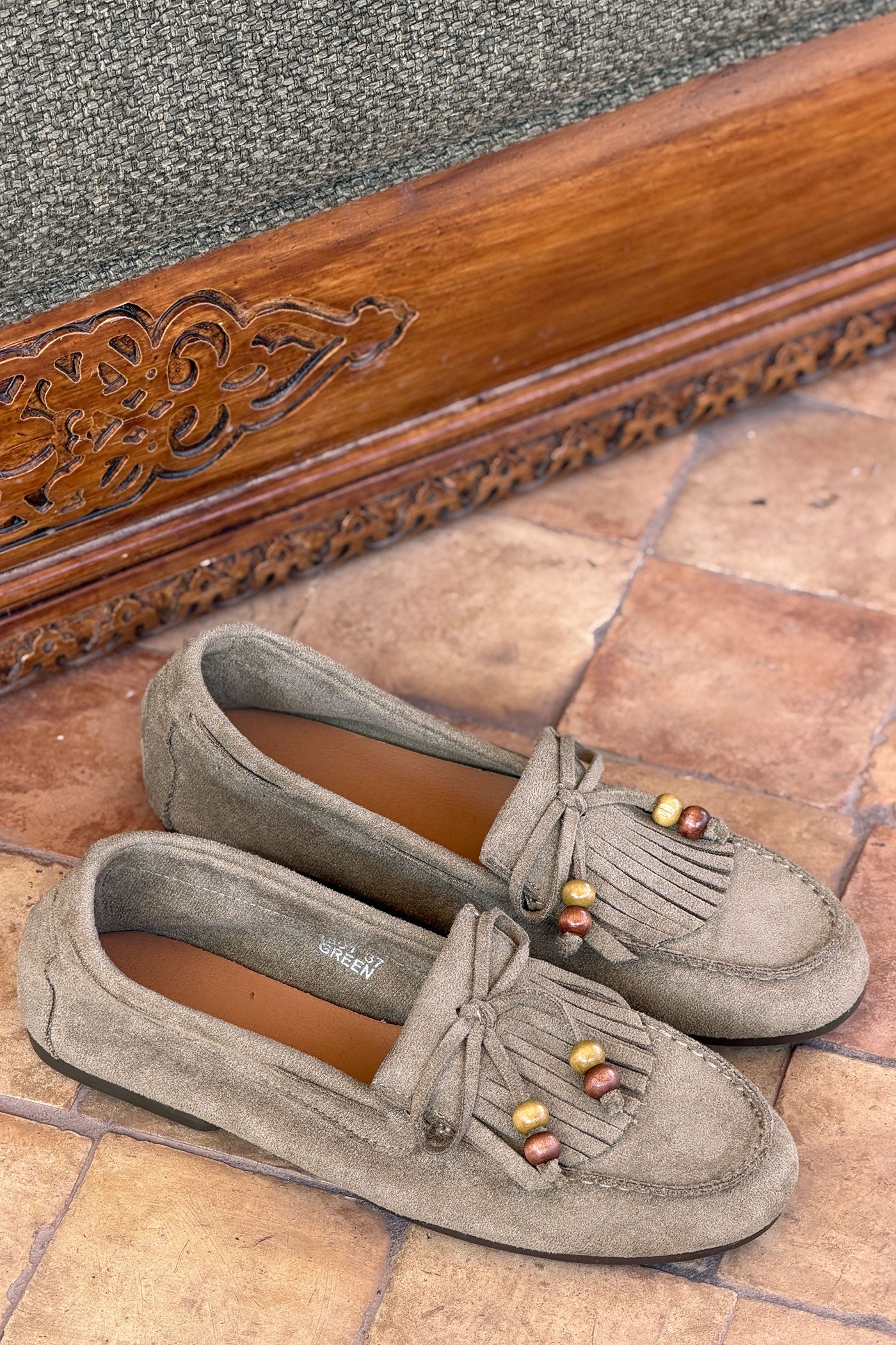 Mocassins souples en suédine kaki avec franges, nœud et perles