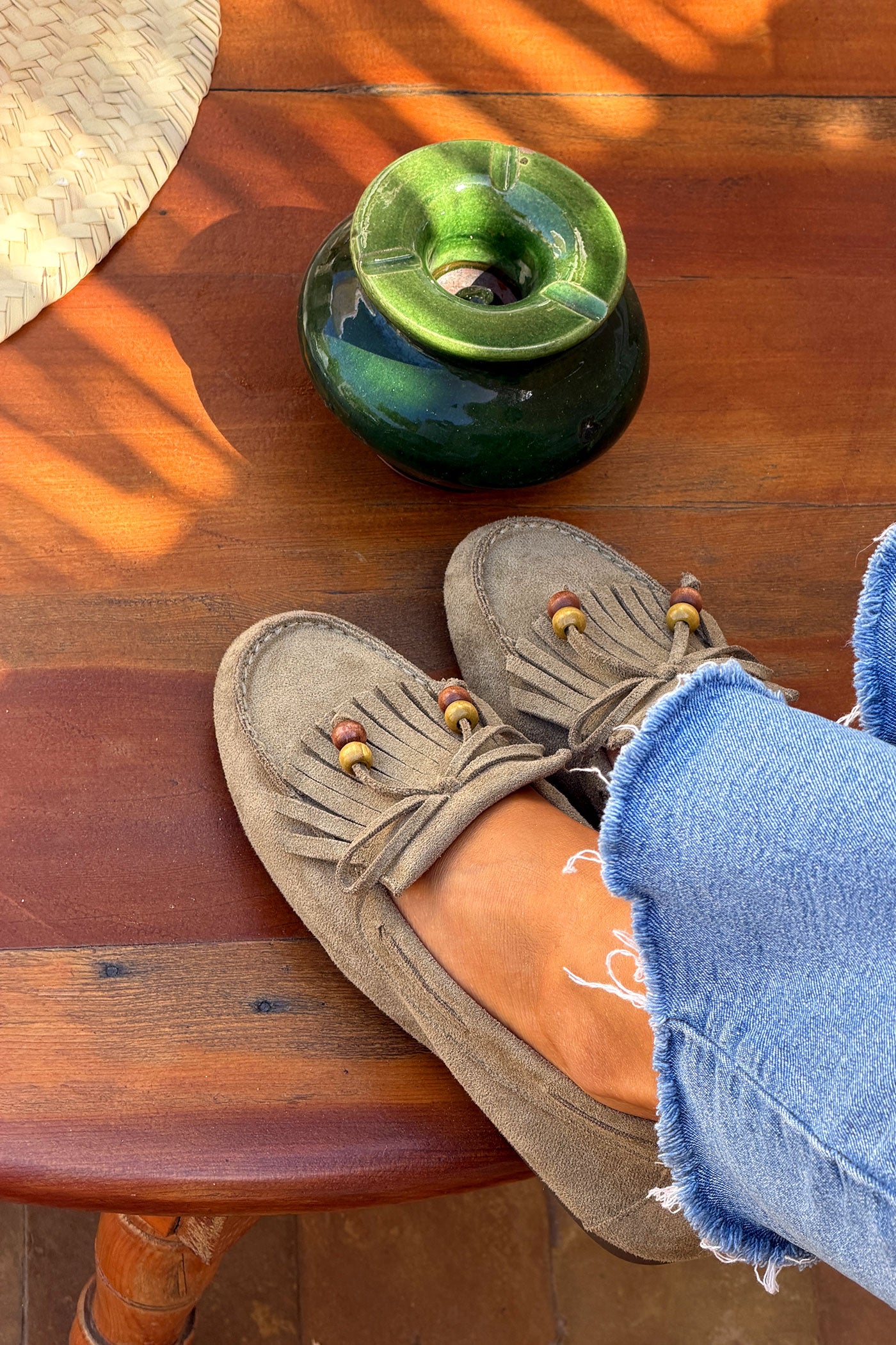 Mocassins souples en suédine kaki avec franges, nœud et perles