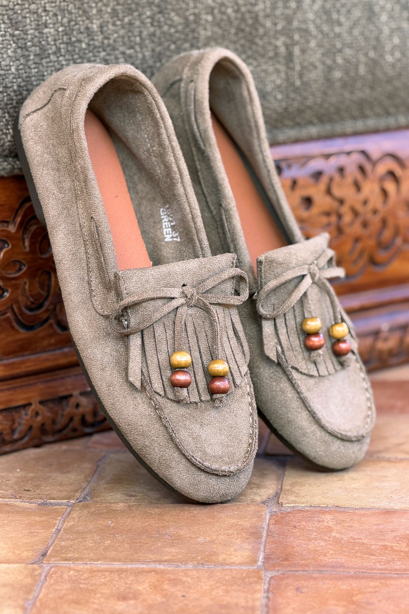 Mocassins souples en suédine kaki avec franges, nœud et perles