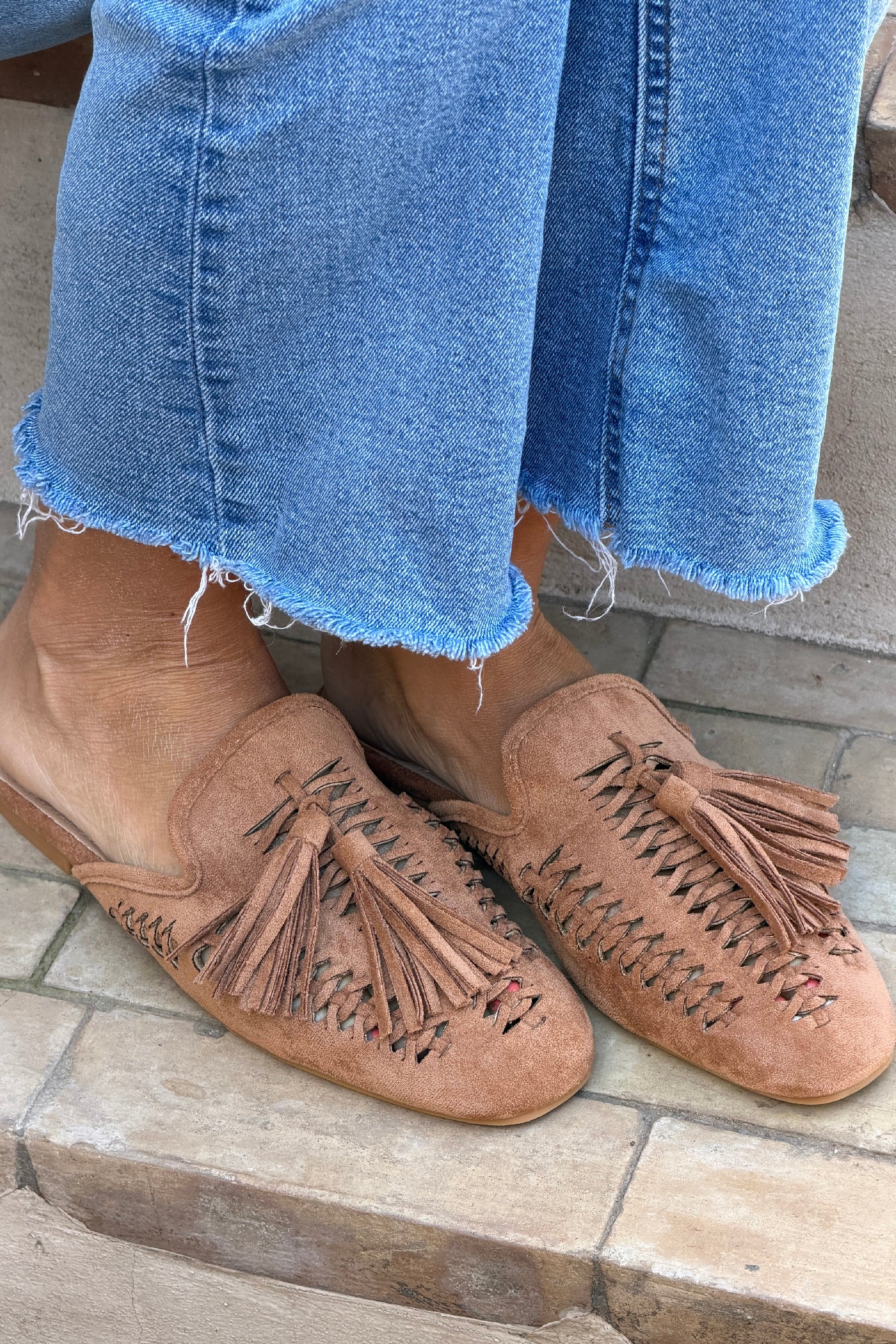 Mules camel en suédine tressée avec pompons