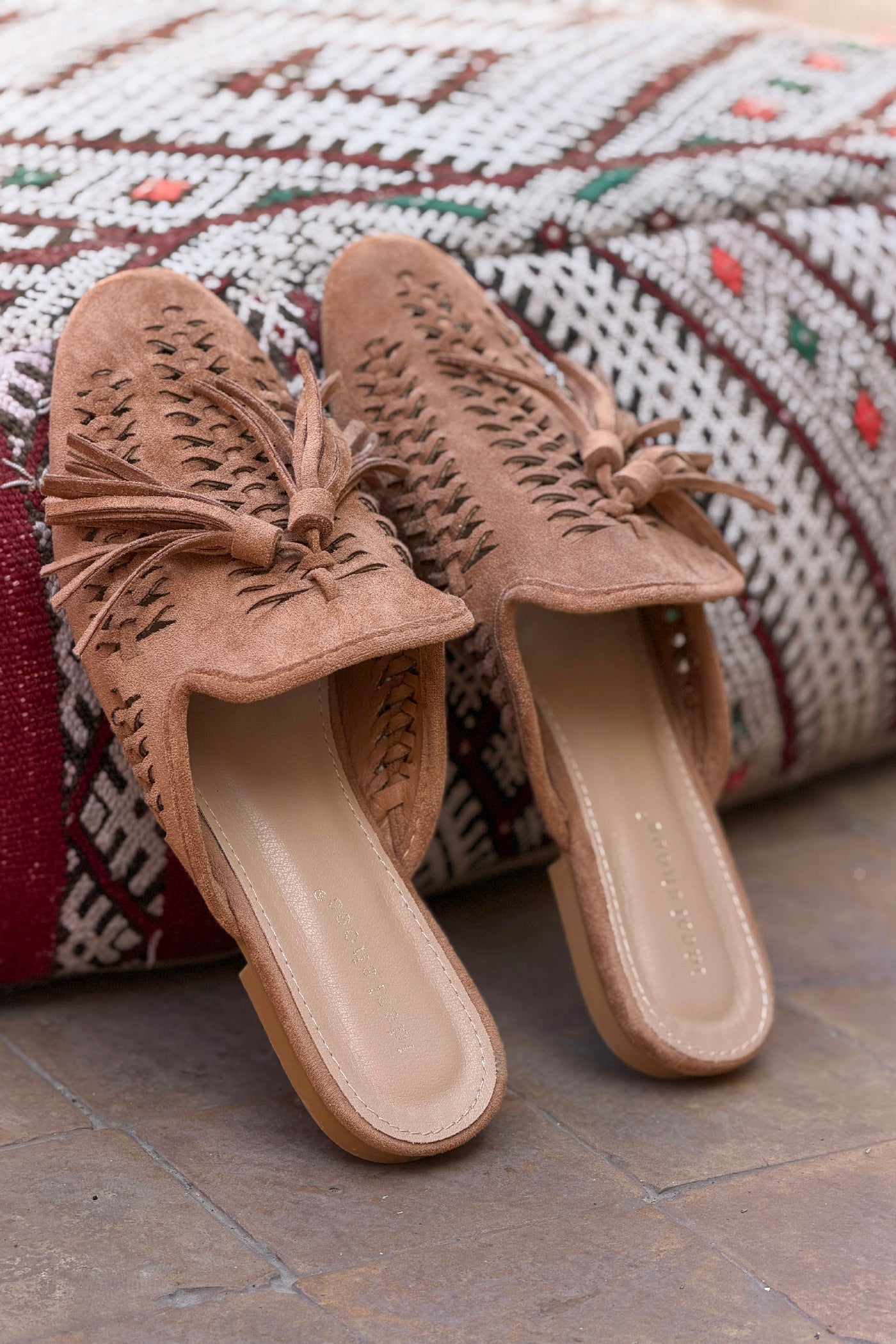 Mules camel en suédine tressée avec pompons