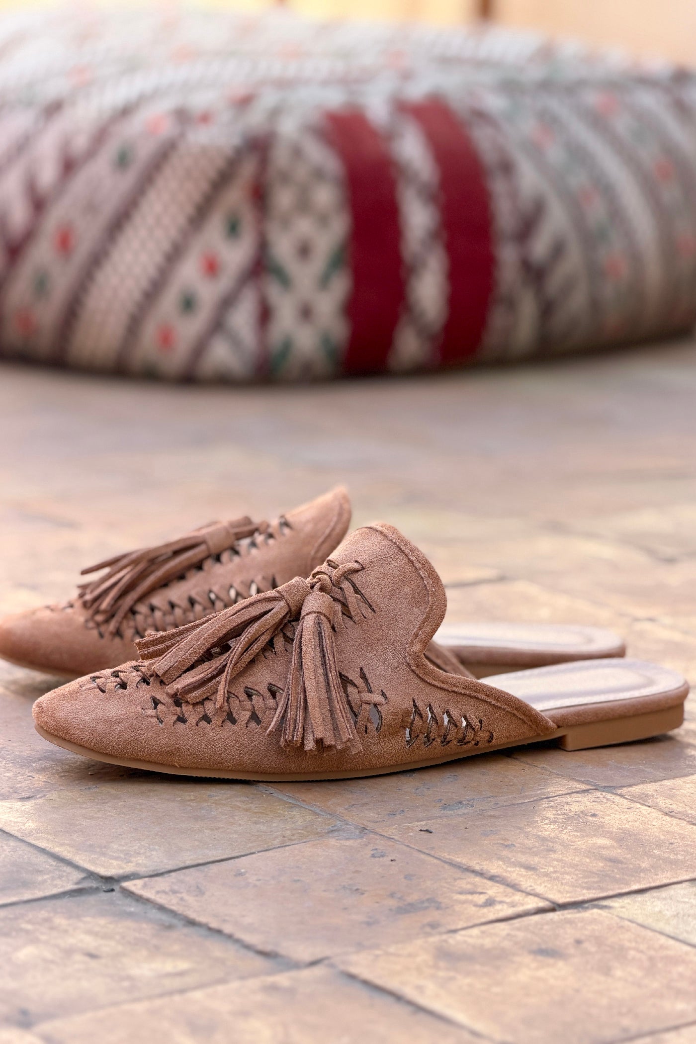 Mules camel en suédine tressée avec pompons