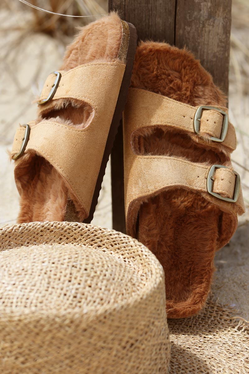Sandalias camel con dos tiras, interior forrado.