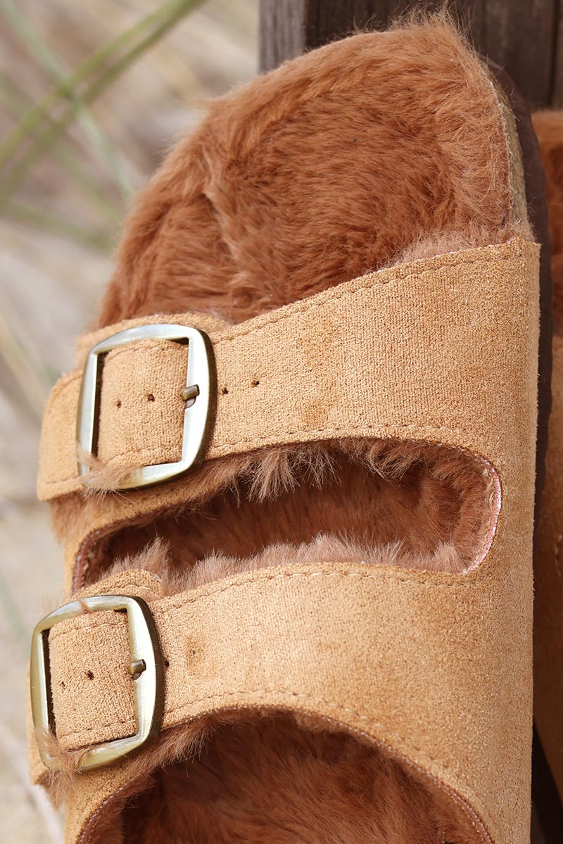 Sandalias camel con dos tiras, interior forrado.