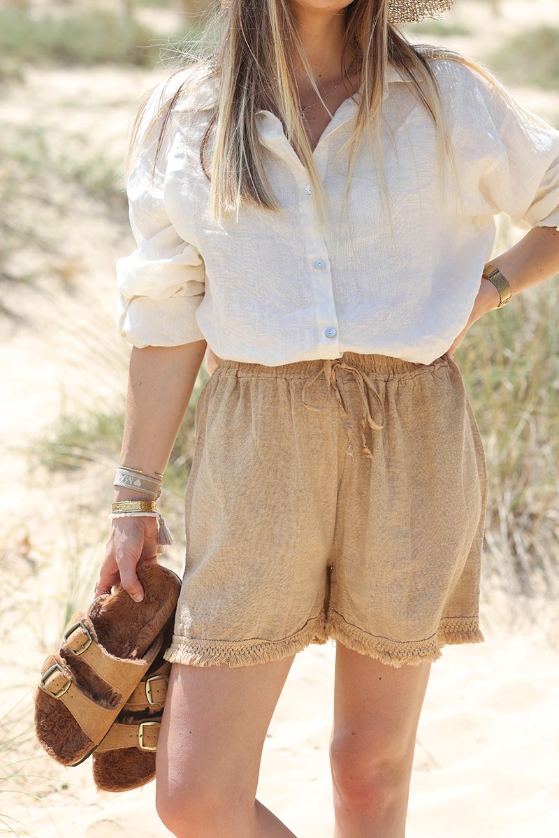 Sandalias camel con dos tiras, interior forrado.