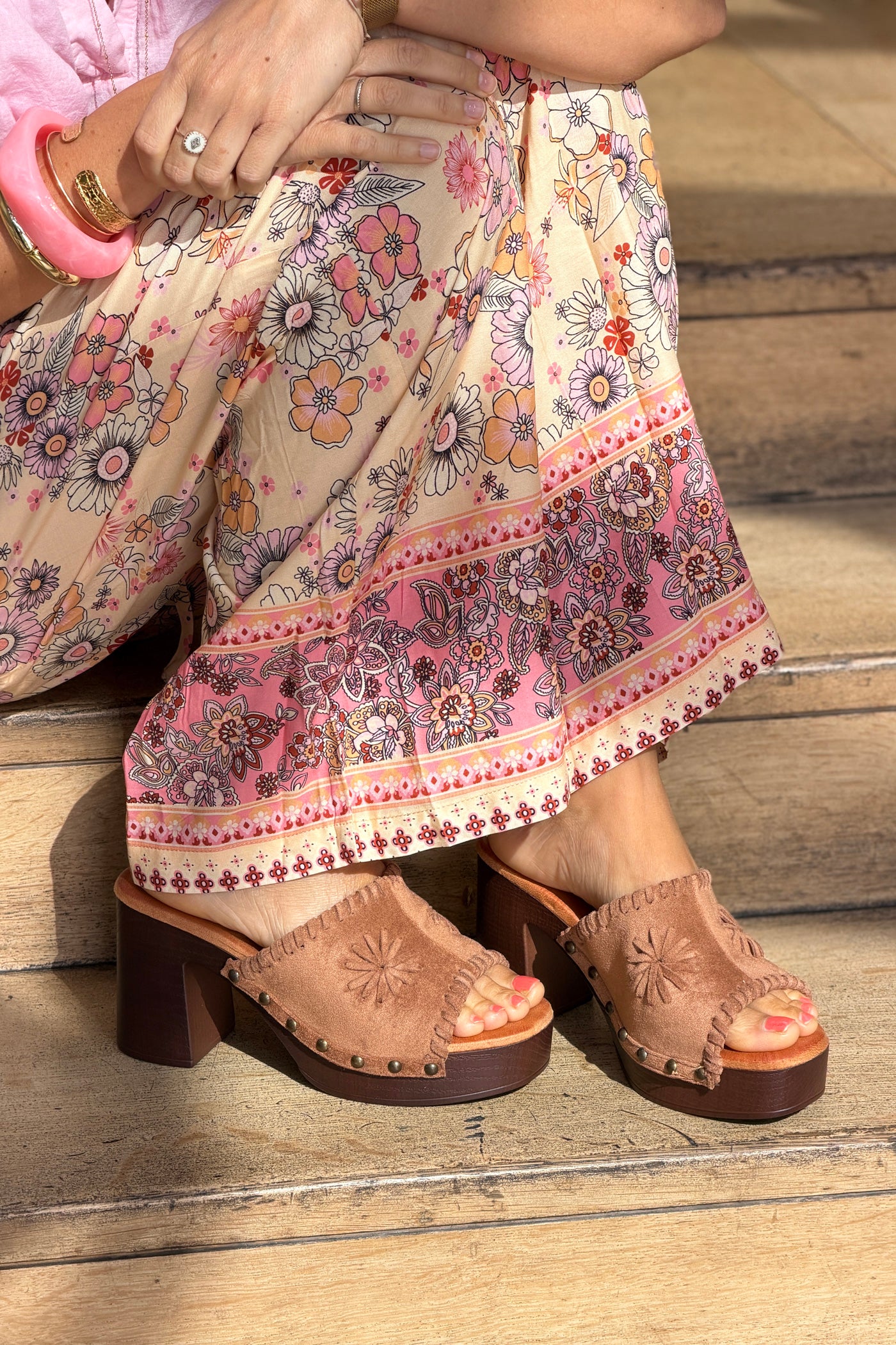 Mules sabots en suédine camel à talons avec motif cousu