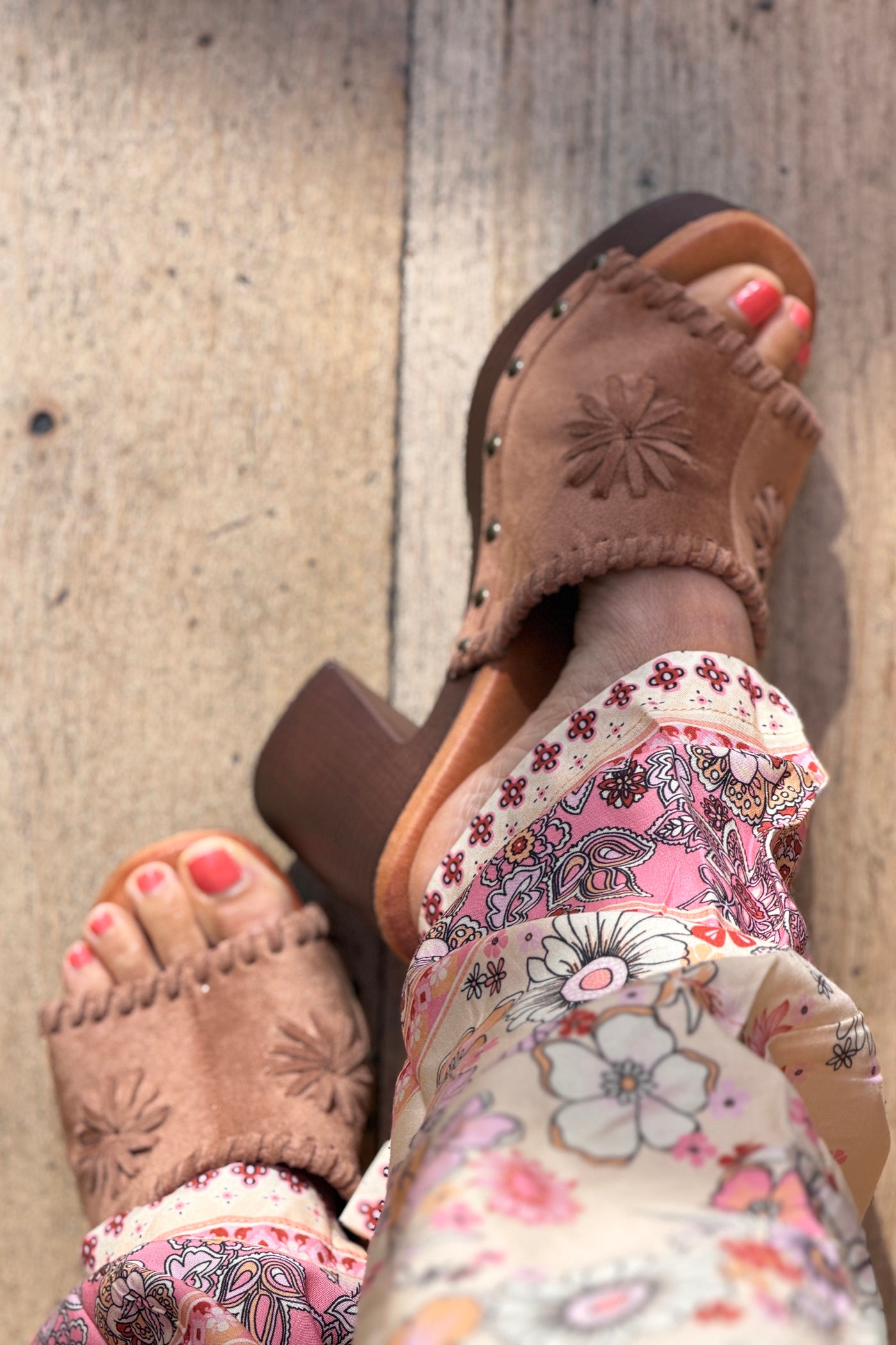 Mules sabots en suédine camel à talons avec motif cousu