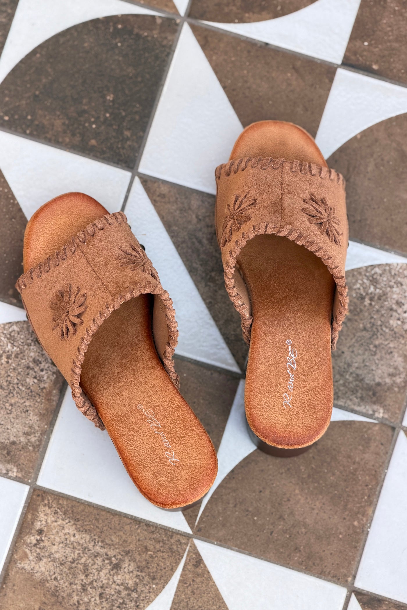 Mules sabots en suédine camel à talons avec motif cousu