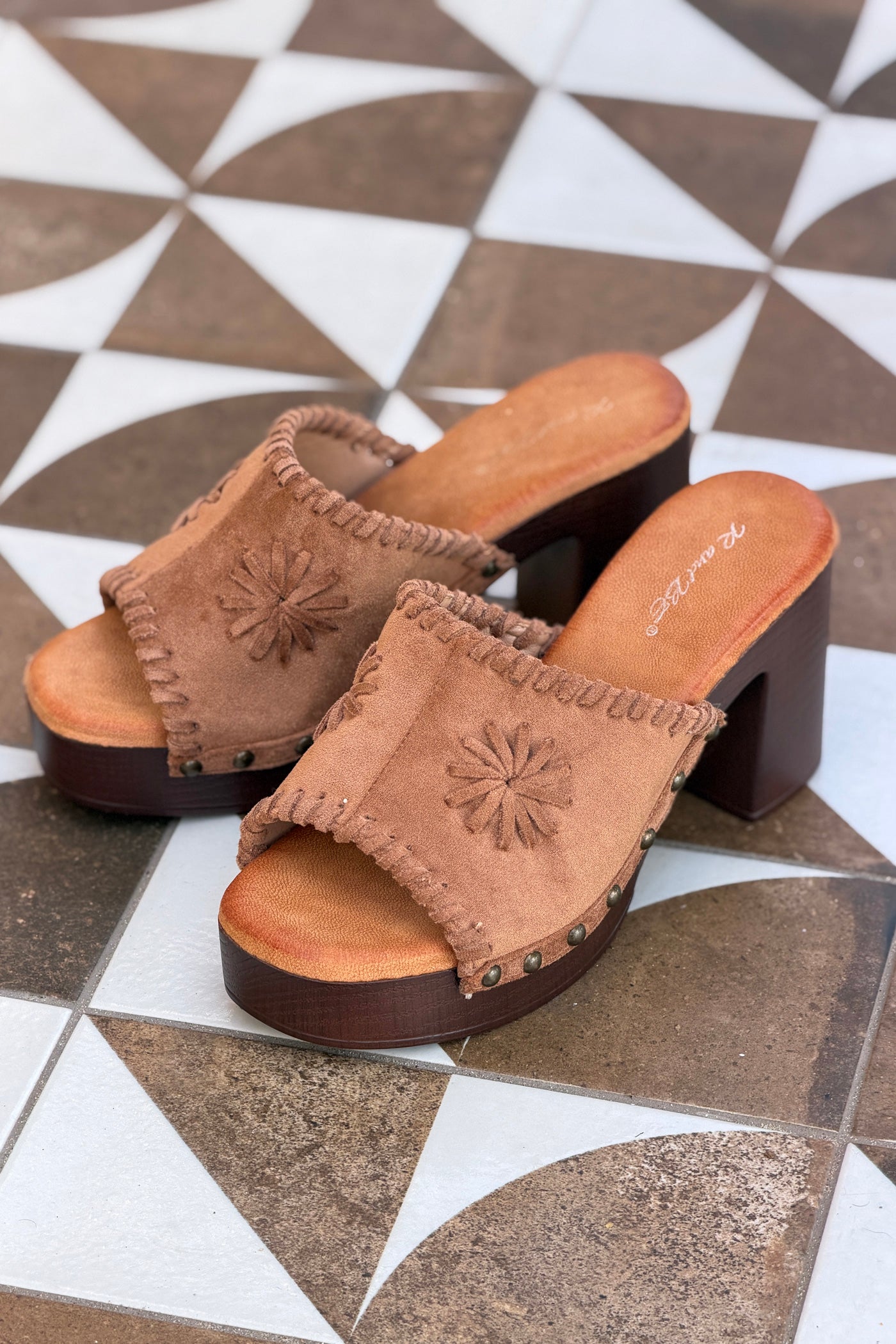 Mules sabots en suédine camel à talons avec motif cousu