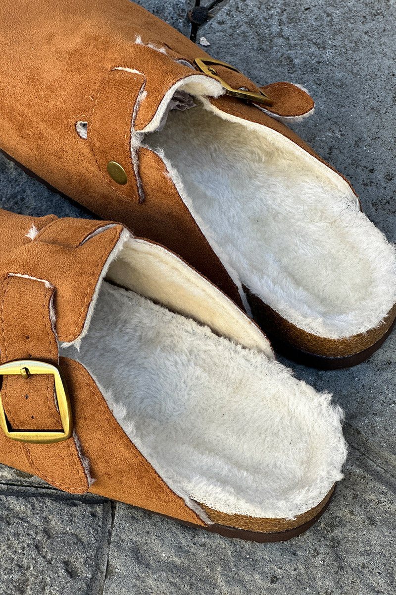 Mules sabots fourrées suédine camel avec boucle réglable