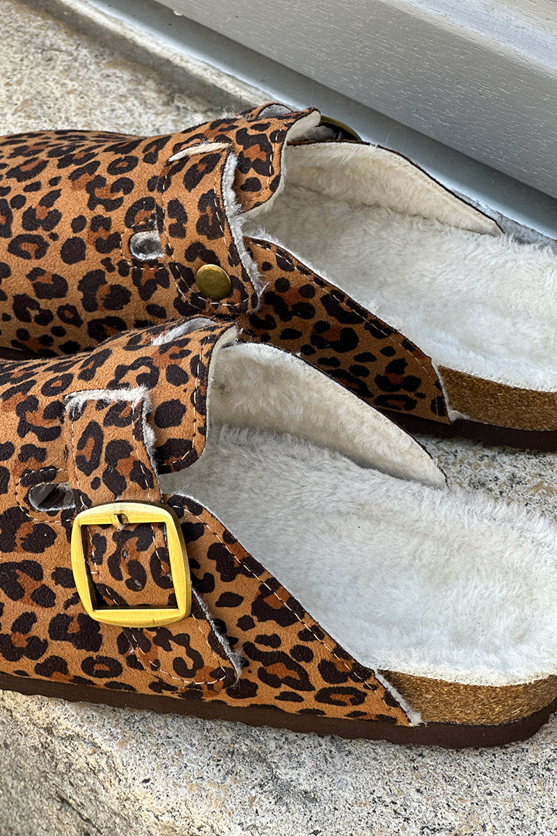 Mules sabots fourrées suédine camel motif léopard avec boucle réglable