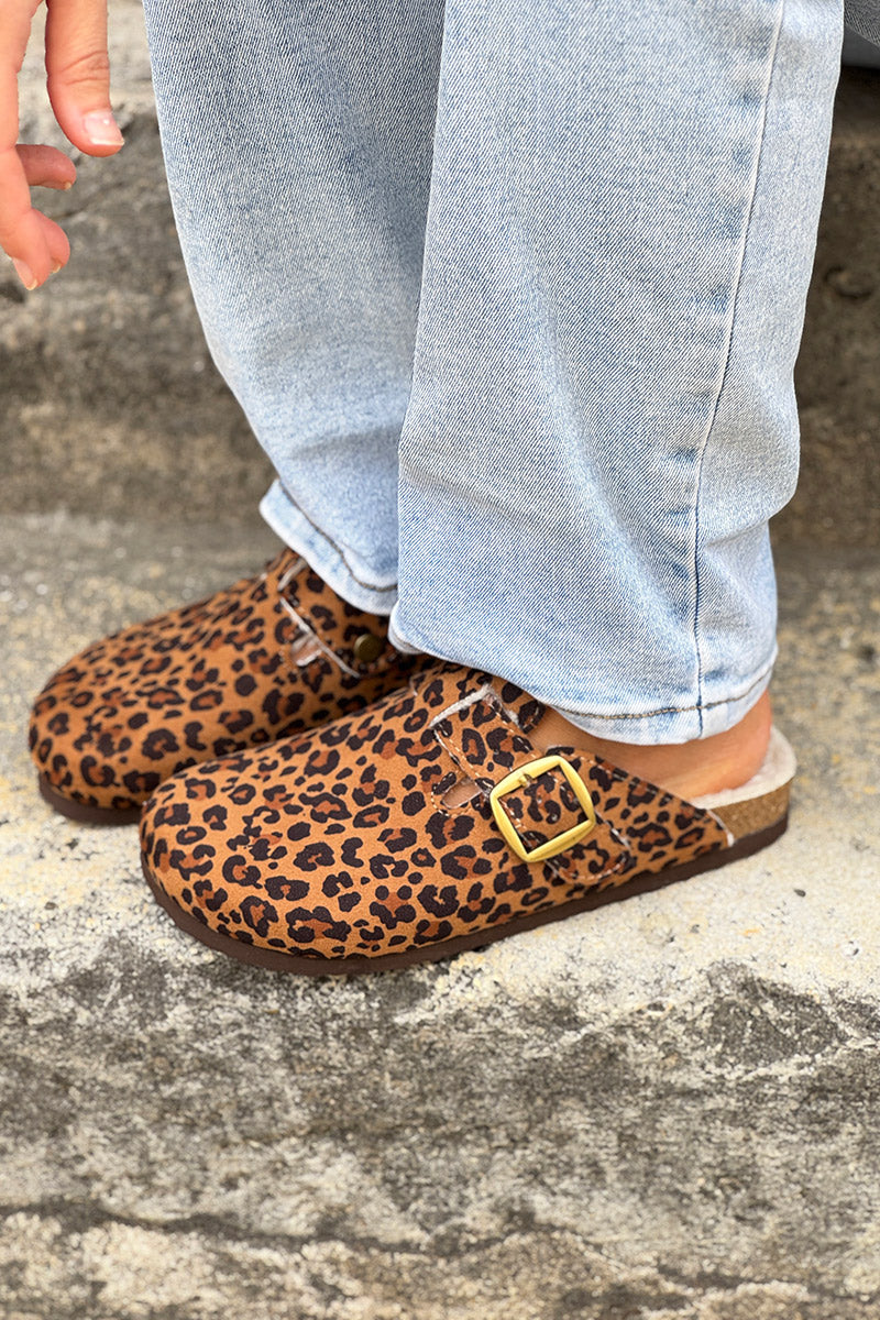 Mules sabots fourrées suédine camel motif léopard avec boucle réglable