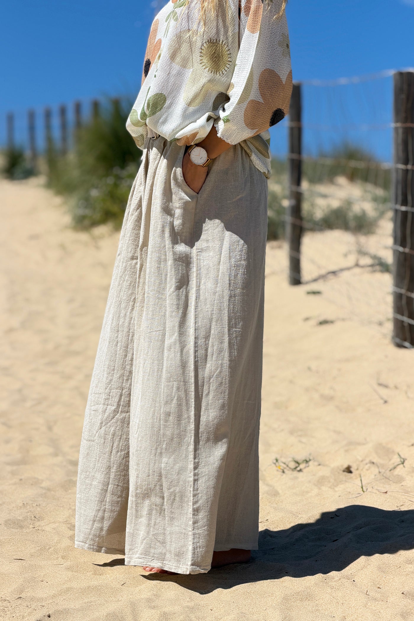 Pantalon beige en coton très large et évasé avec ceinture