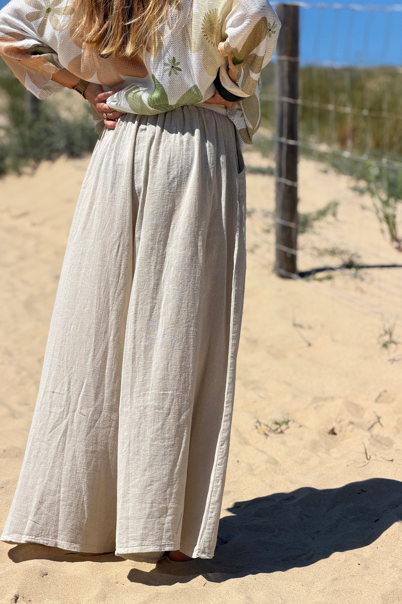 Pantalon beige en coton très large et évasé avec ceinture