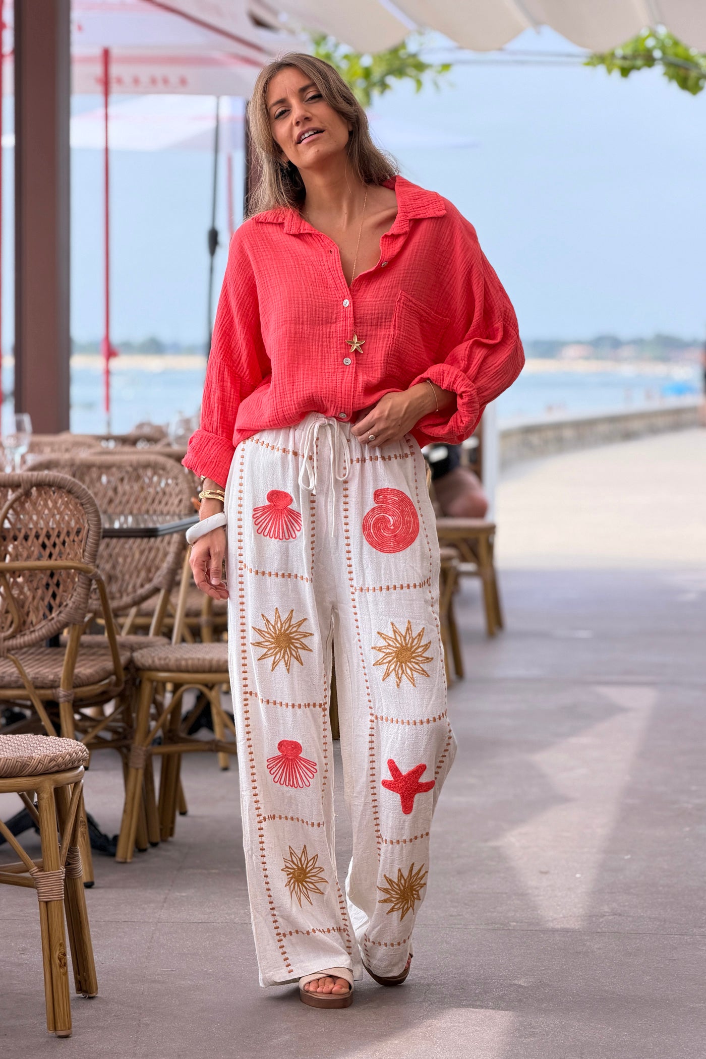 Pantalon beige souple en coton broderie coquillage corail étoile et soleil