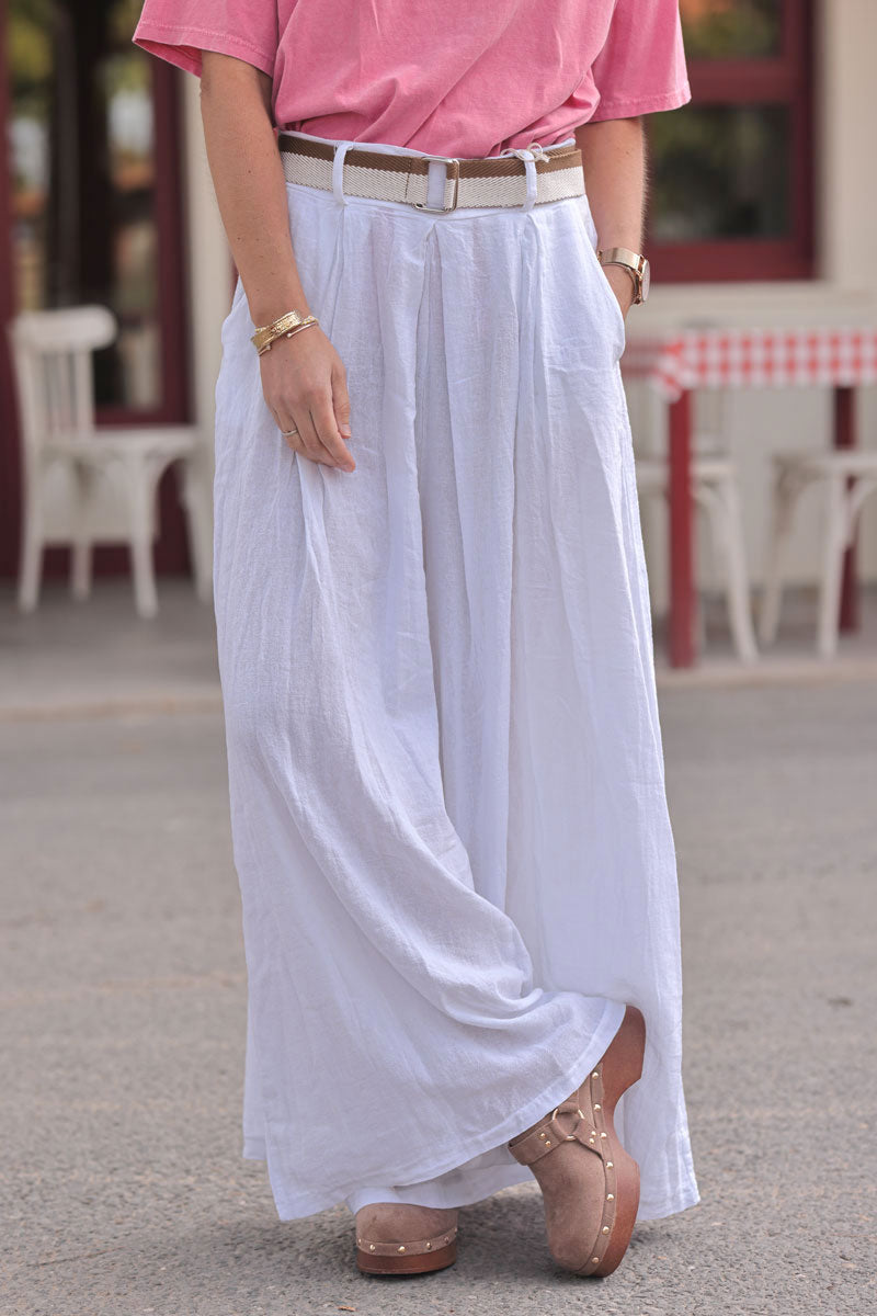 Pantalon blanc en coton très large et évasé avec ceinture