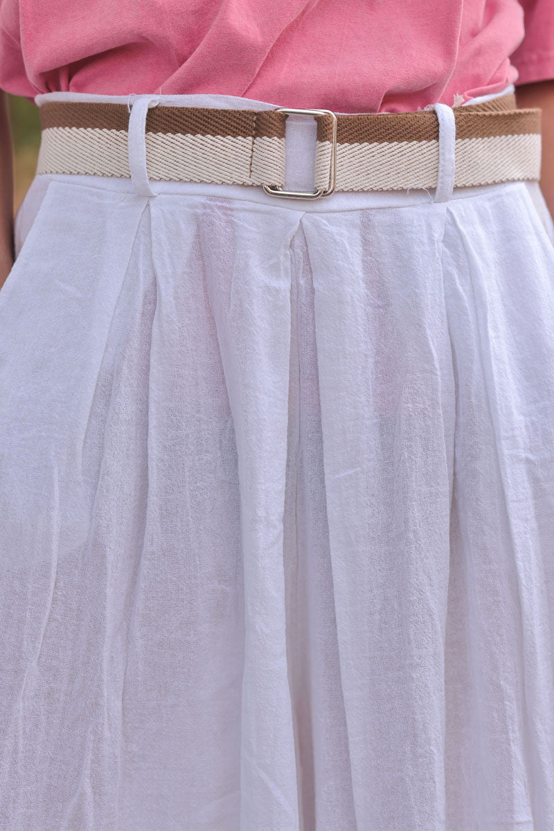 Pantalon blanc en coton très large et évasé avec ceinture