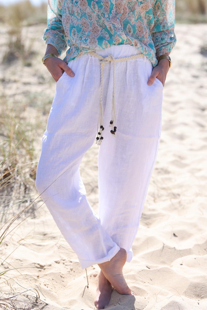Pantalon blanc en lin souple ceinture en crochet et perles bois