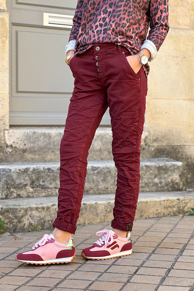 Pantalon bordeaux boutonné coupe slim liseré brillant à la cheville