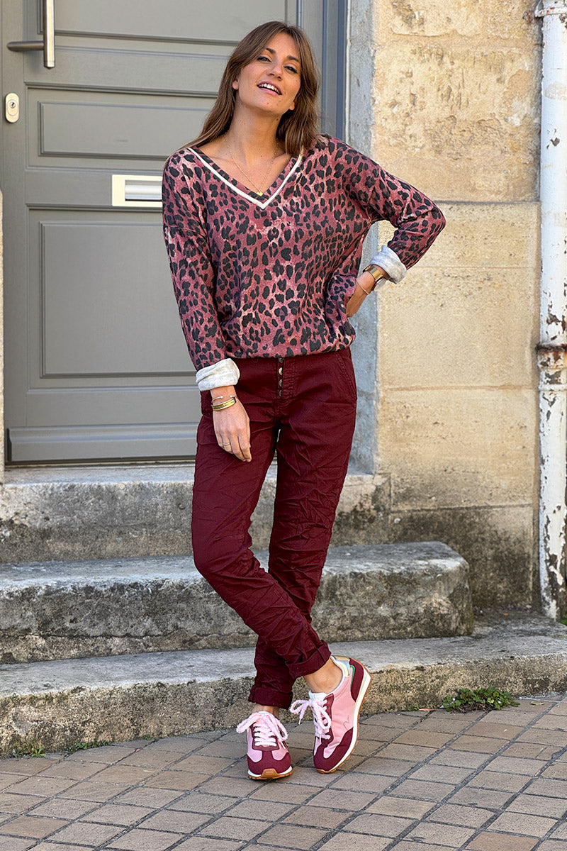 Pantalon bordeaux boutonné coupe slim liseré brillant à la cheville