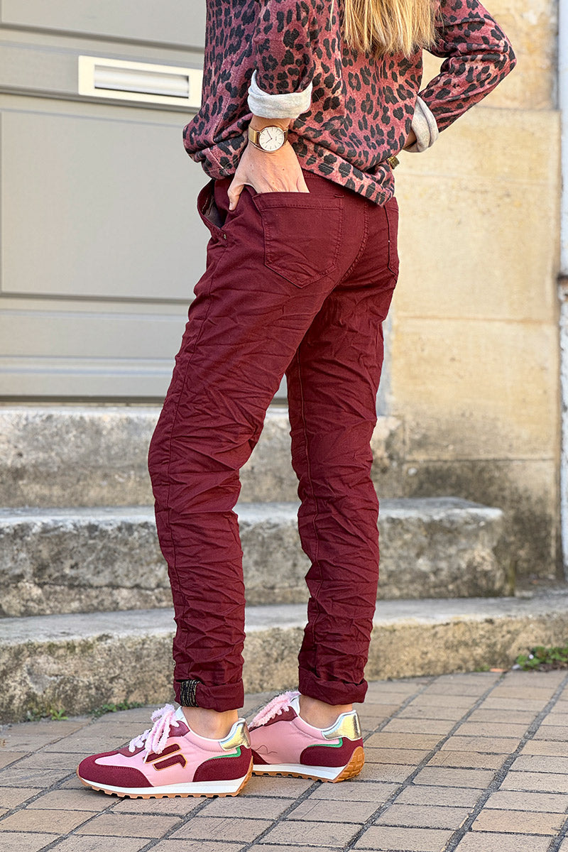 Pantalon bordeaux boutonné coupe slim liseré brillant à la cheville