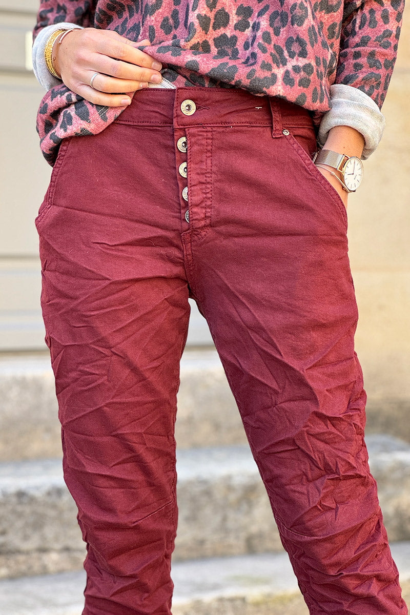 Pantalon bordeaux boutonné coupe slim liseré brillant à la cheville