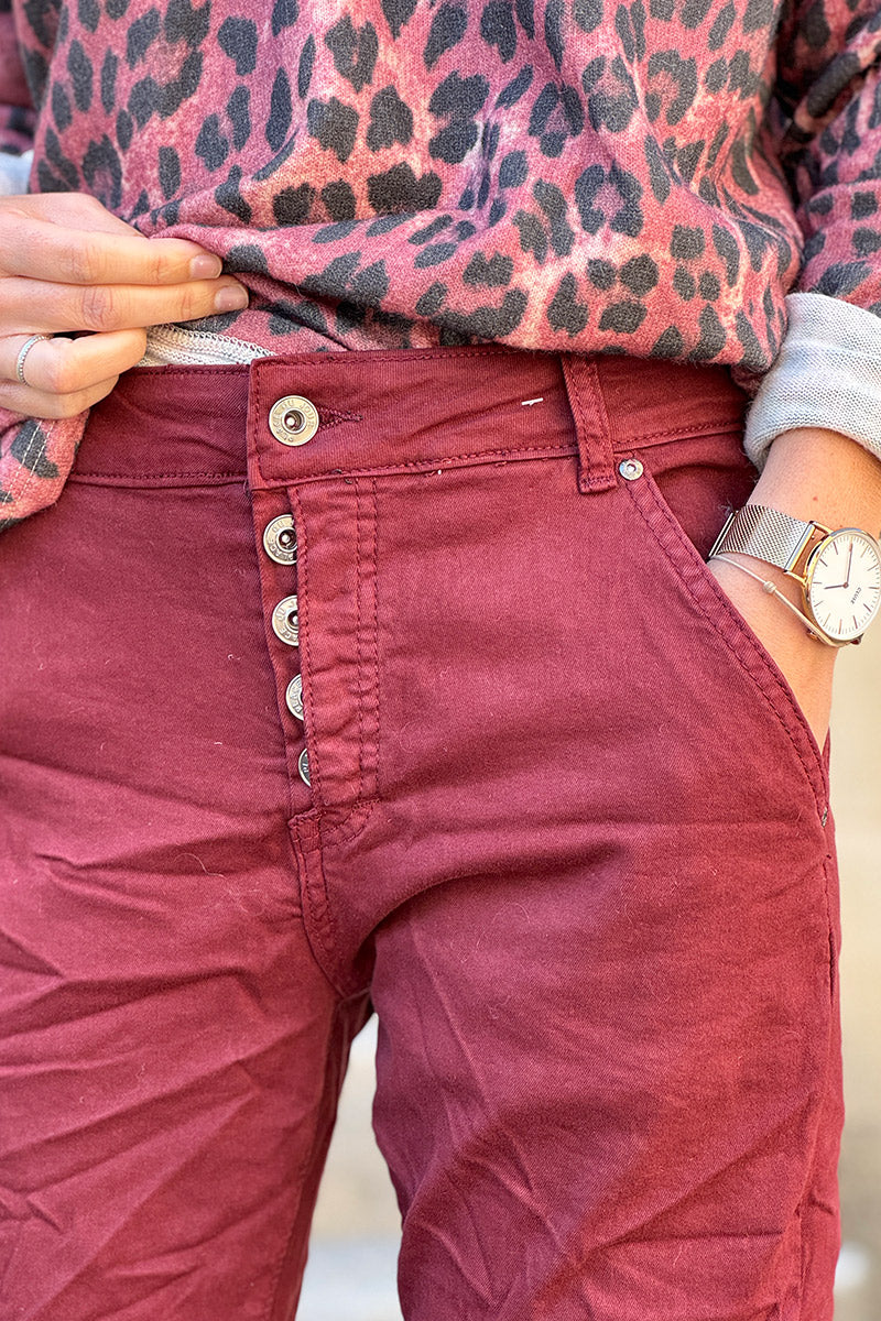 Pantalon bordeaux boutonné coupe slim liseré brillant à la cheville