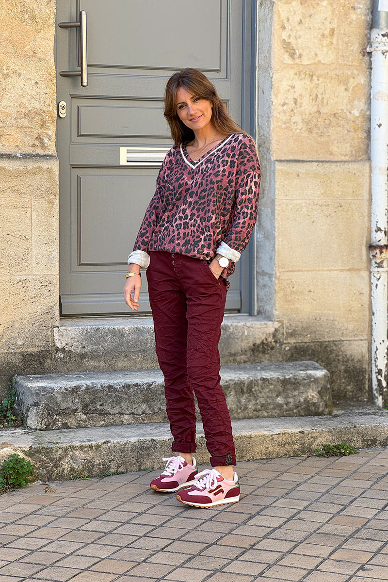 Pantalon bordeaux boutonné coupe slim liseré brillant à la cheville