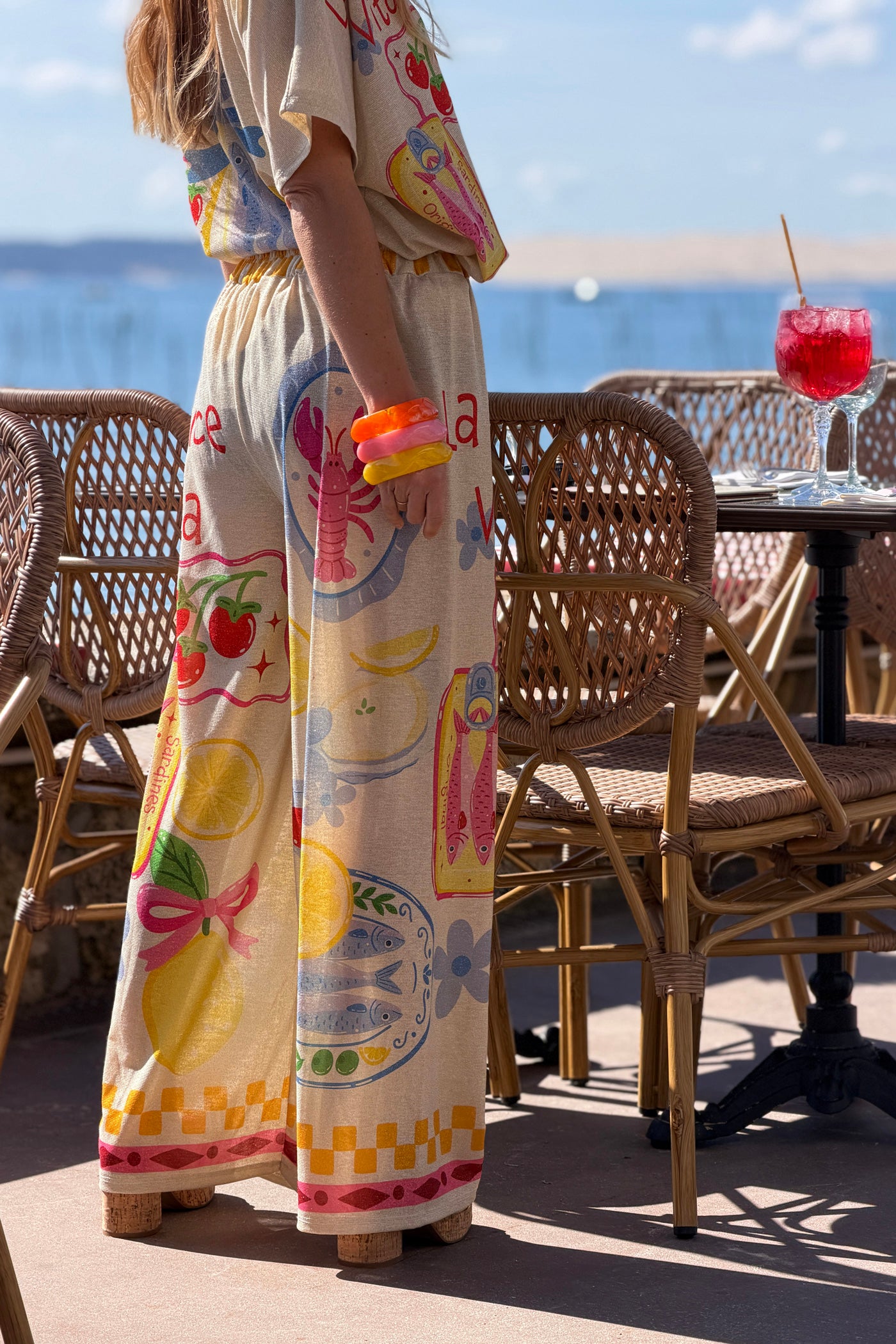 Pantalon brillant lurex large et souple imprimé coloré Dolce Vita dessins tomates citrons et sardines