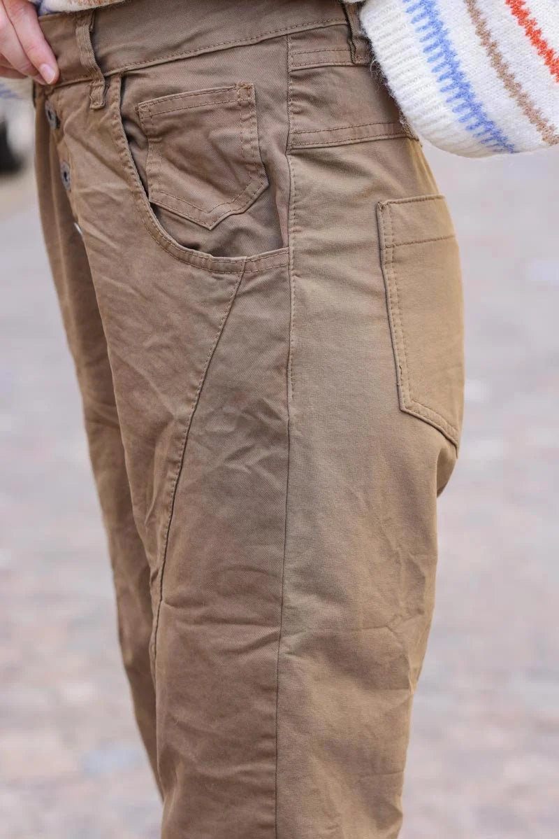 Pantalón bimateria camel de lona y punto elástico con botones
