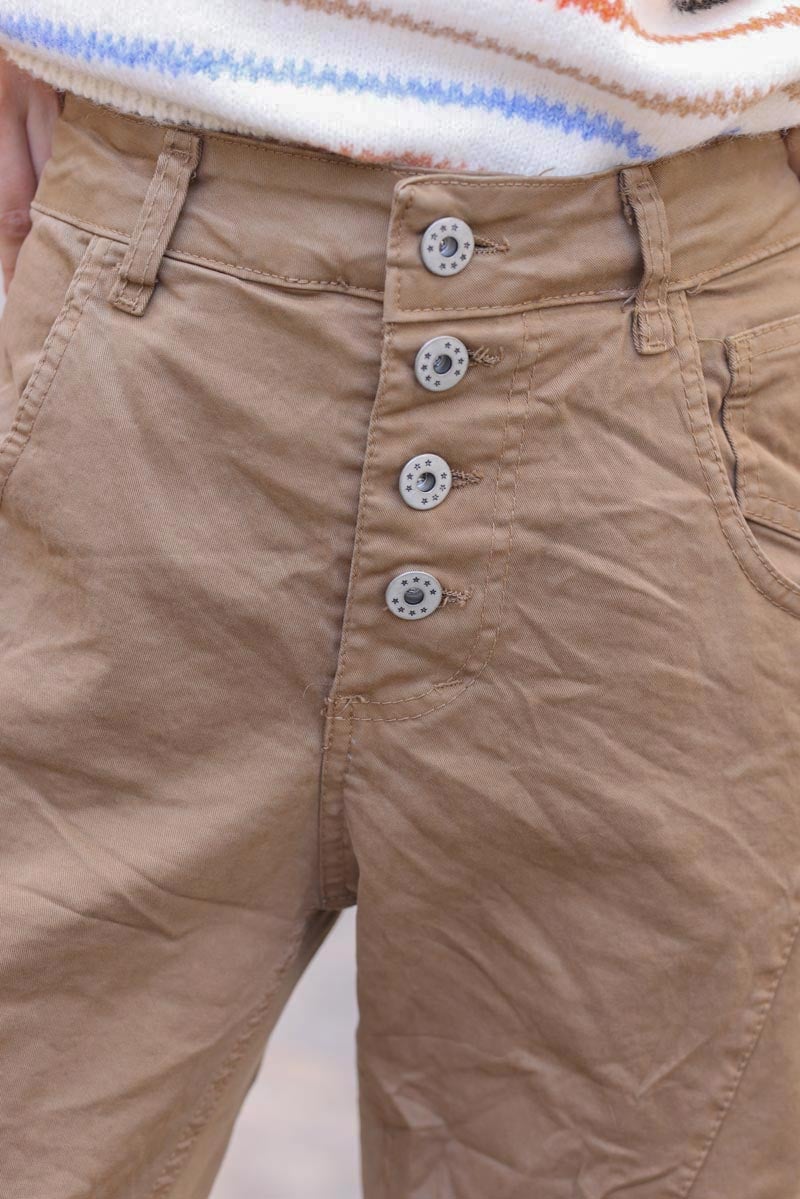 Pantalón bimateria camel de lona y punto elástico con botones