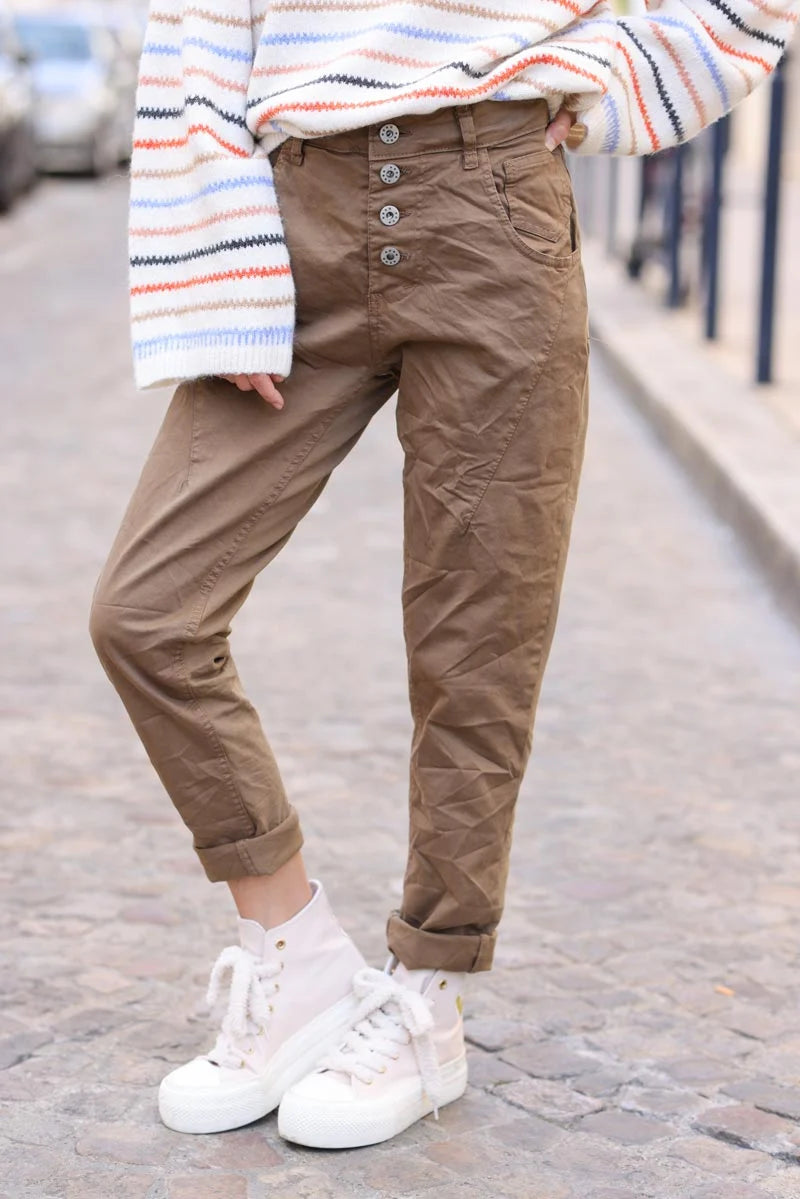 Pantalón bimateria camel de lona y punto elástico con botones