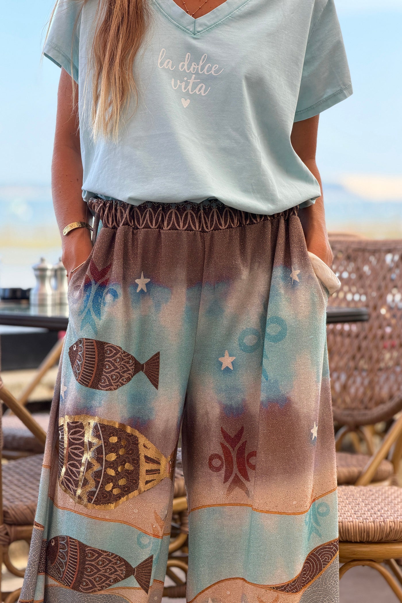 Pantalon confort et souple brillant coupe large imprimé poissons et palmiers