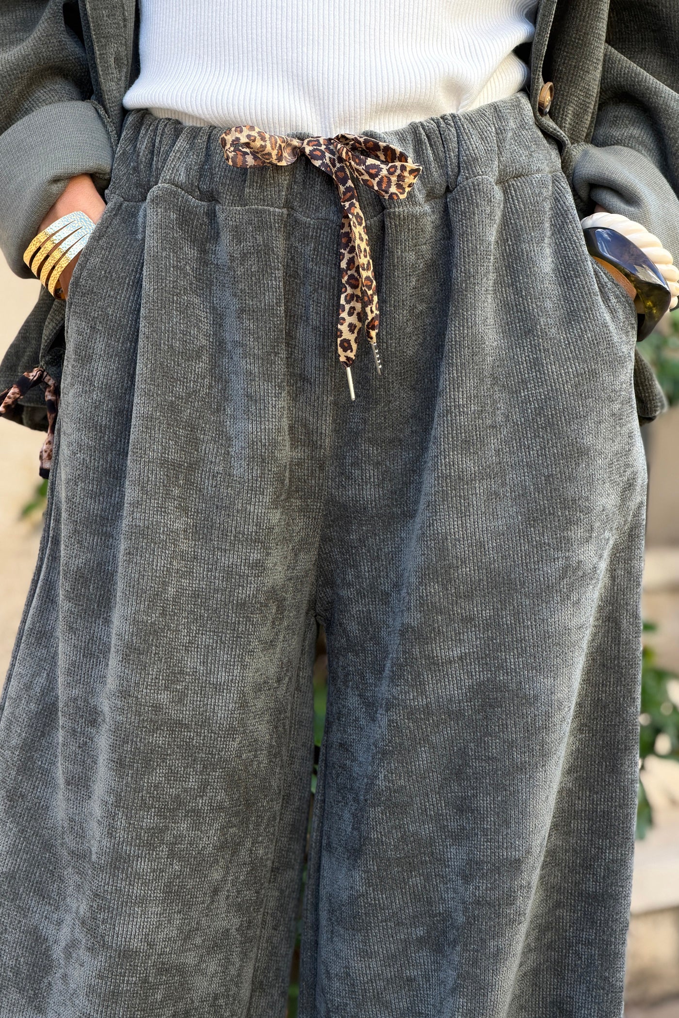 Pantalon confort large et souple kaki en velours taille élastique lien léopard