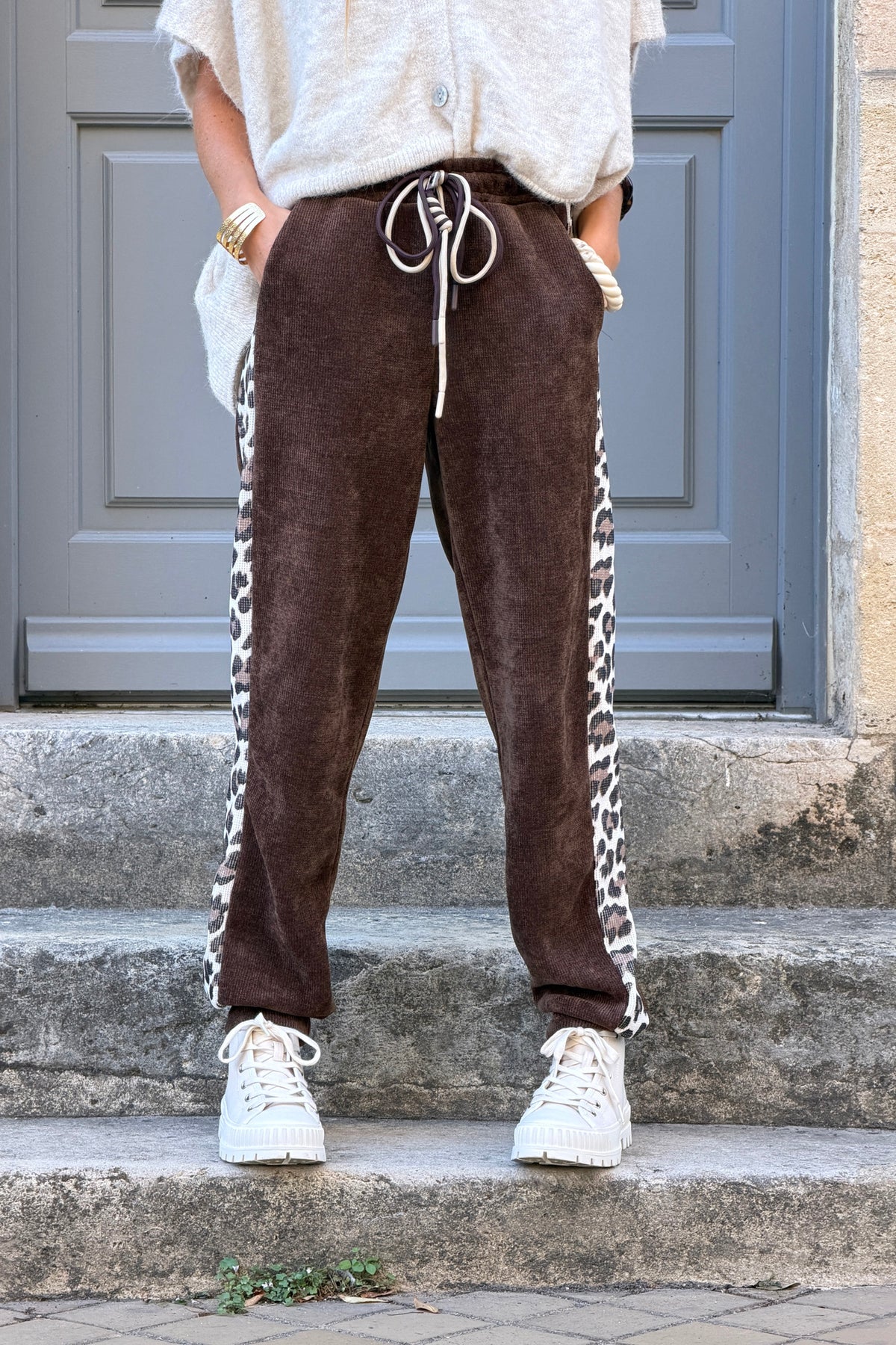 Pantalon confort marron en velours détail liseré léopard taille élastique