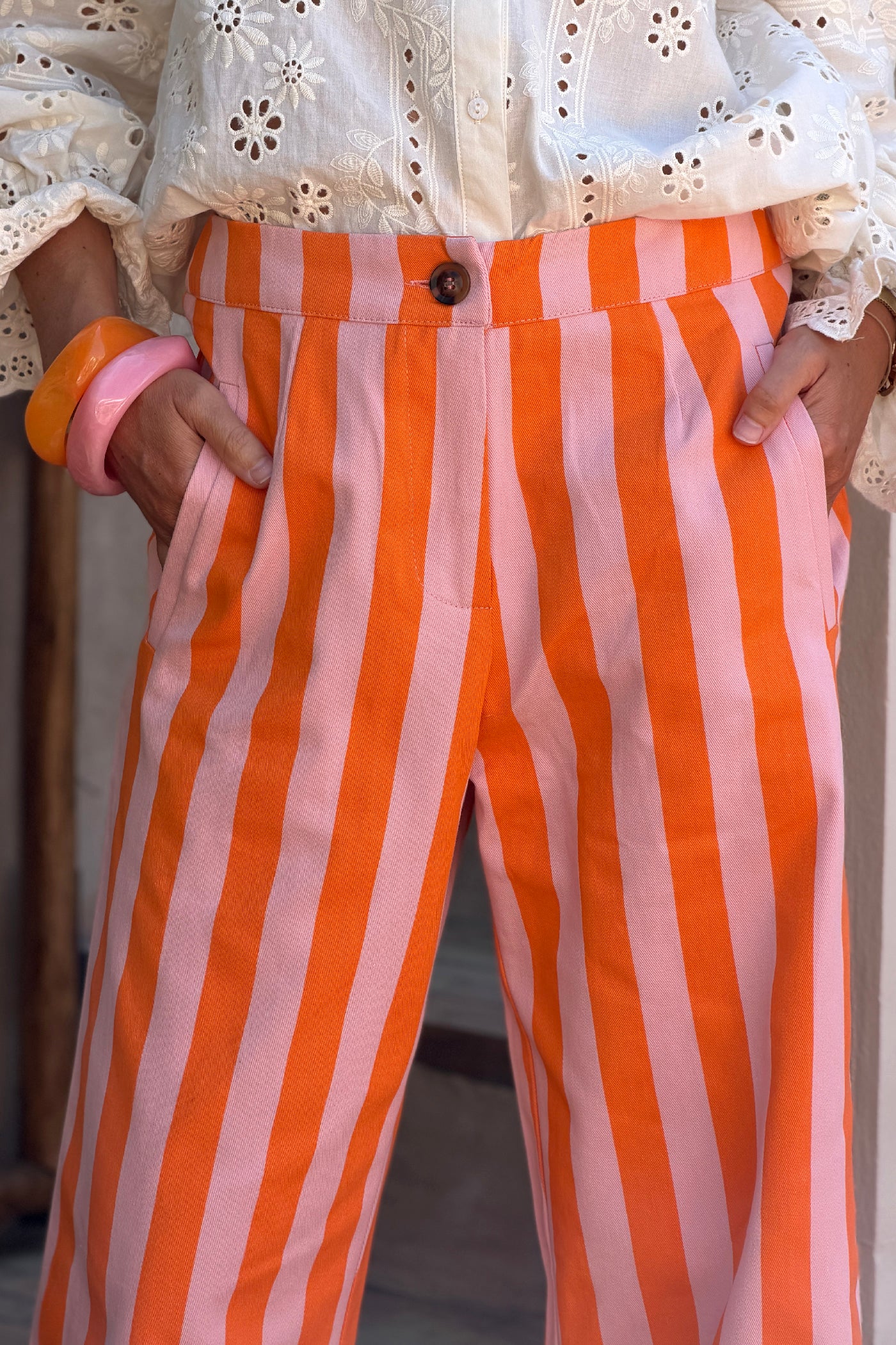 Pantalon droit à rayures orange et rose boutons écaille