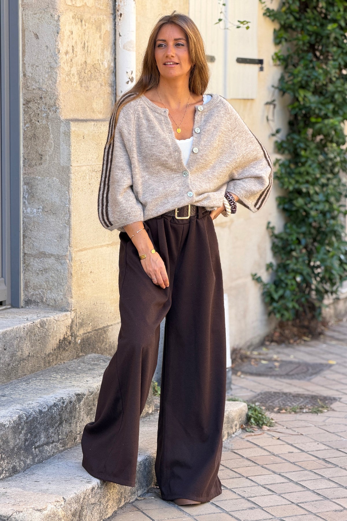 Pantalon duveteux marron large motif chevrons taille élastique avec ceinture simili tressée