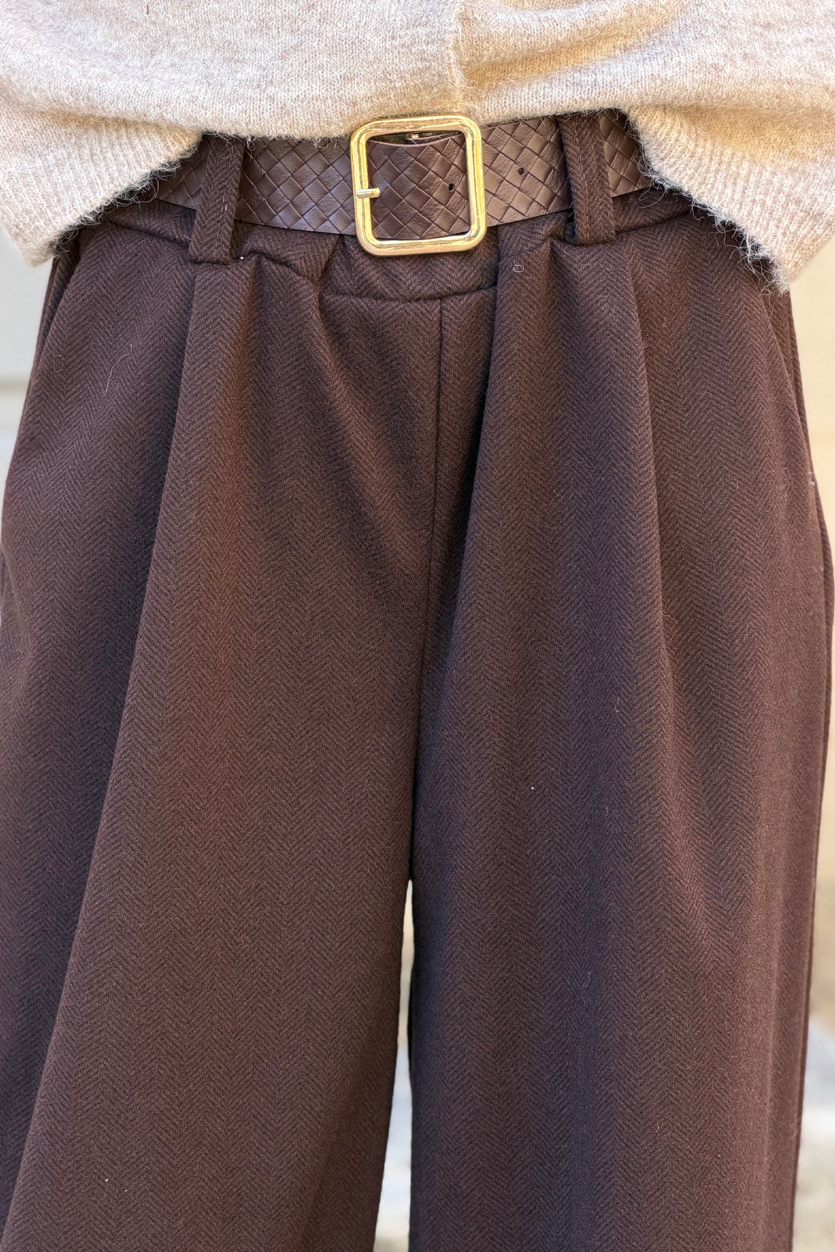Pantalon duveteux marron large motif chevrons taille élastique avec ceinture simili tressée