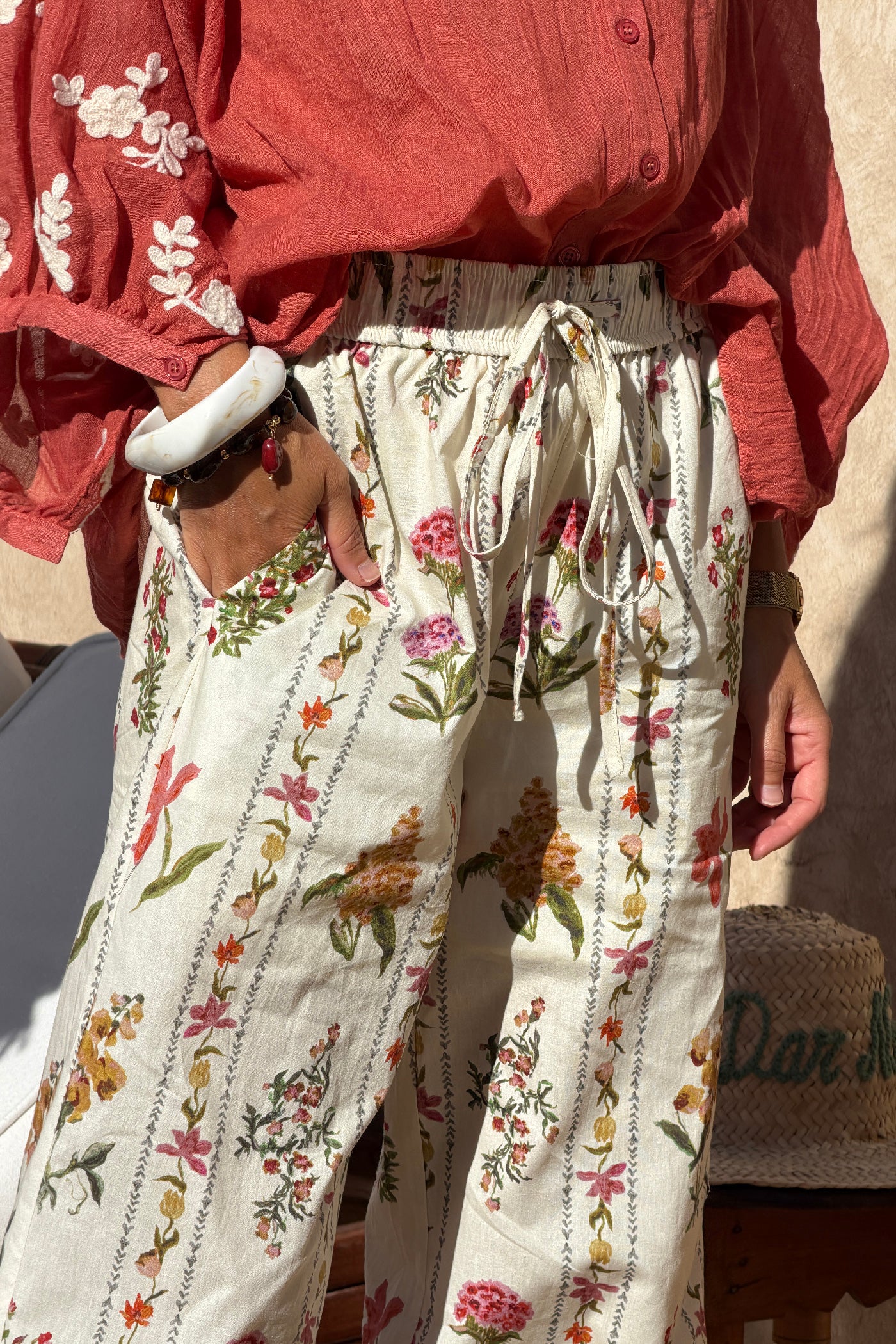 Pantalon en coton beige imprimé fleurs aquarelle colorées ceinture élastique