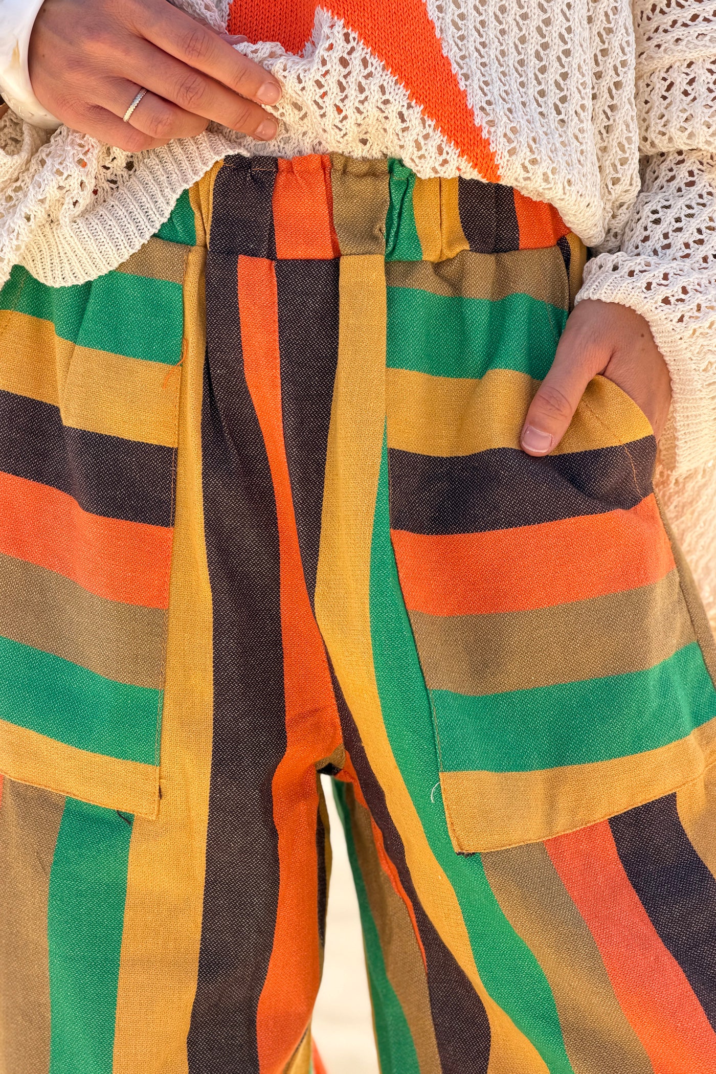 Pantalon en coton texturé rayures larges moutarde et vert détail grandes poches taille élastique