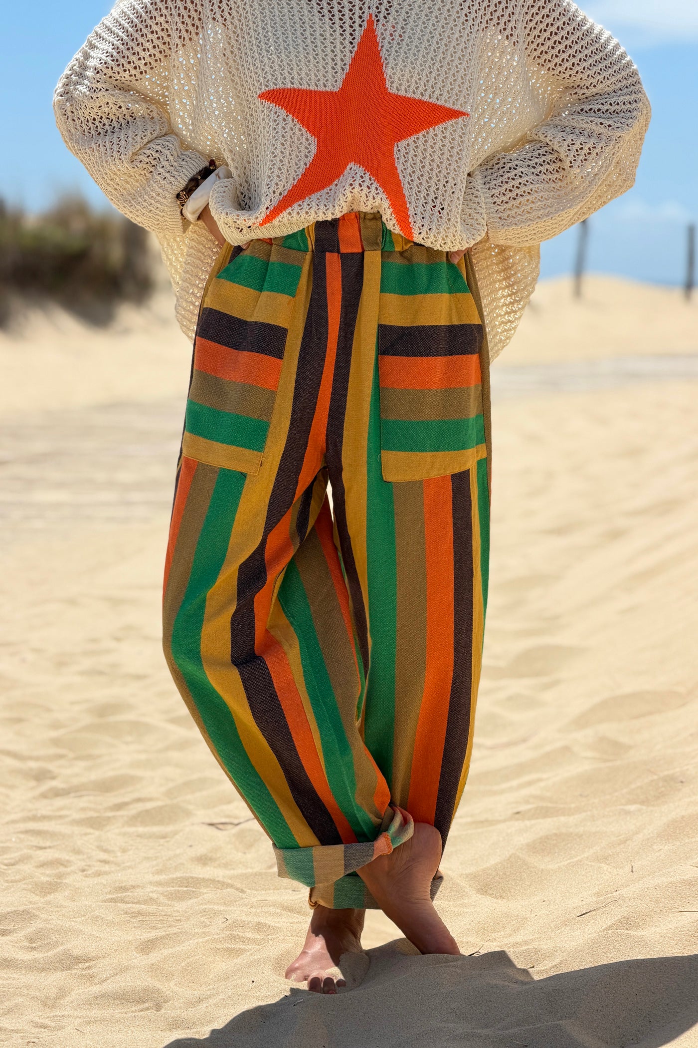 Pantalon en coton texturé rayures larges moutarde et vert détail grandes poches taille élastique