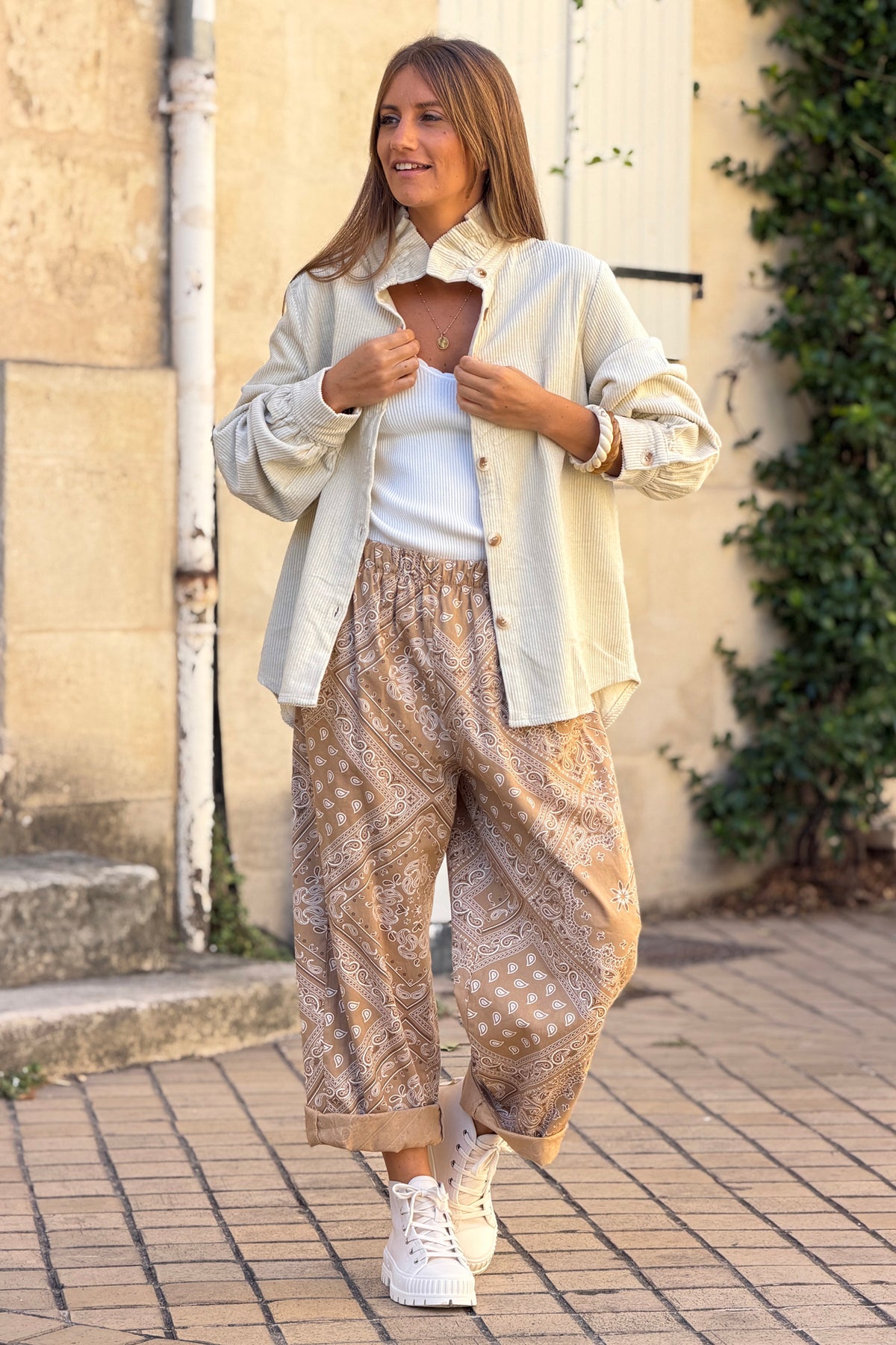 Pantalon en toile camel coupe ballon taille élastique imprimé bandana