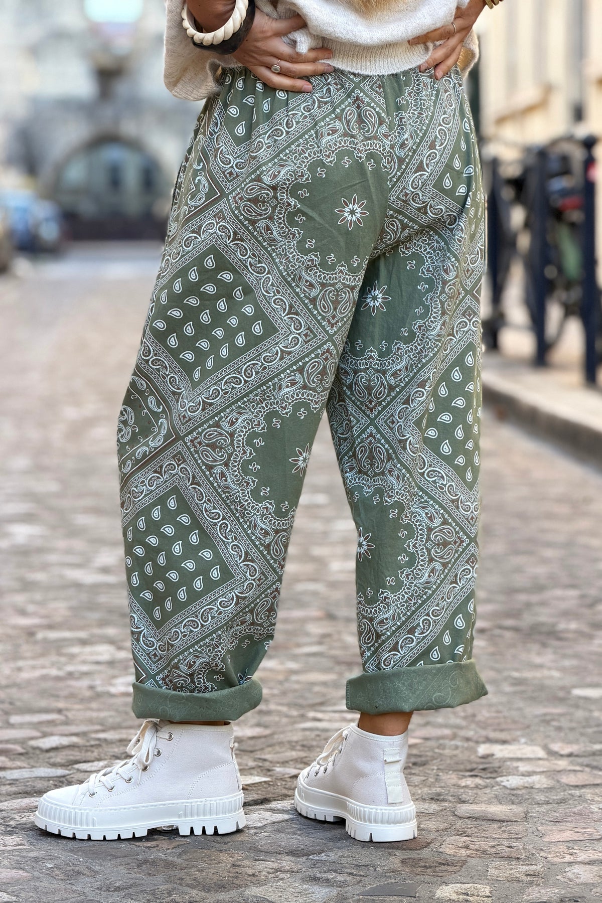 Pantalon en toile kaki coupe ballon taille élastique imprimé bandana
