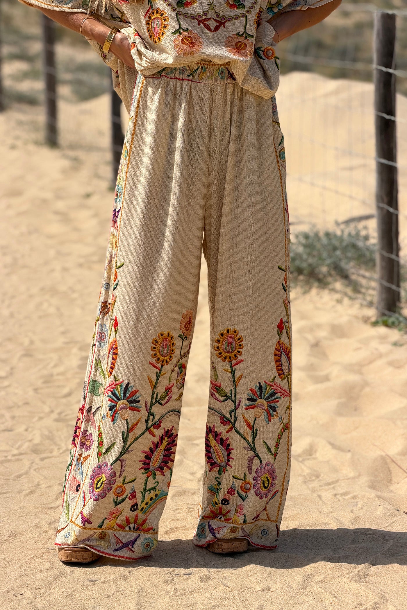 Pantalon fluide brillant lurex beige imprimé effet broderie colorée taille élastique