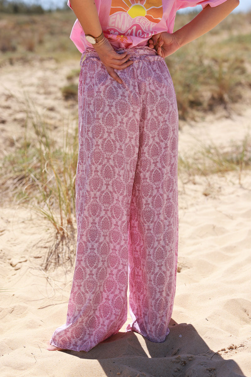 Pantalón fluido rosa con cintura elástica y cinturón con estampado arabesco