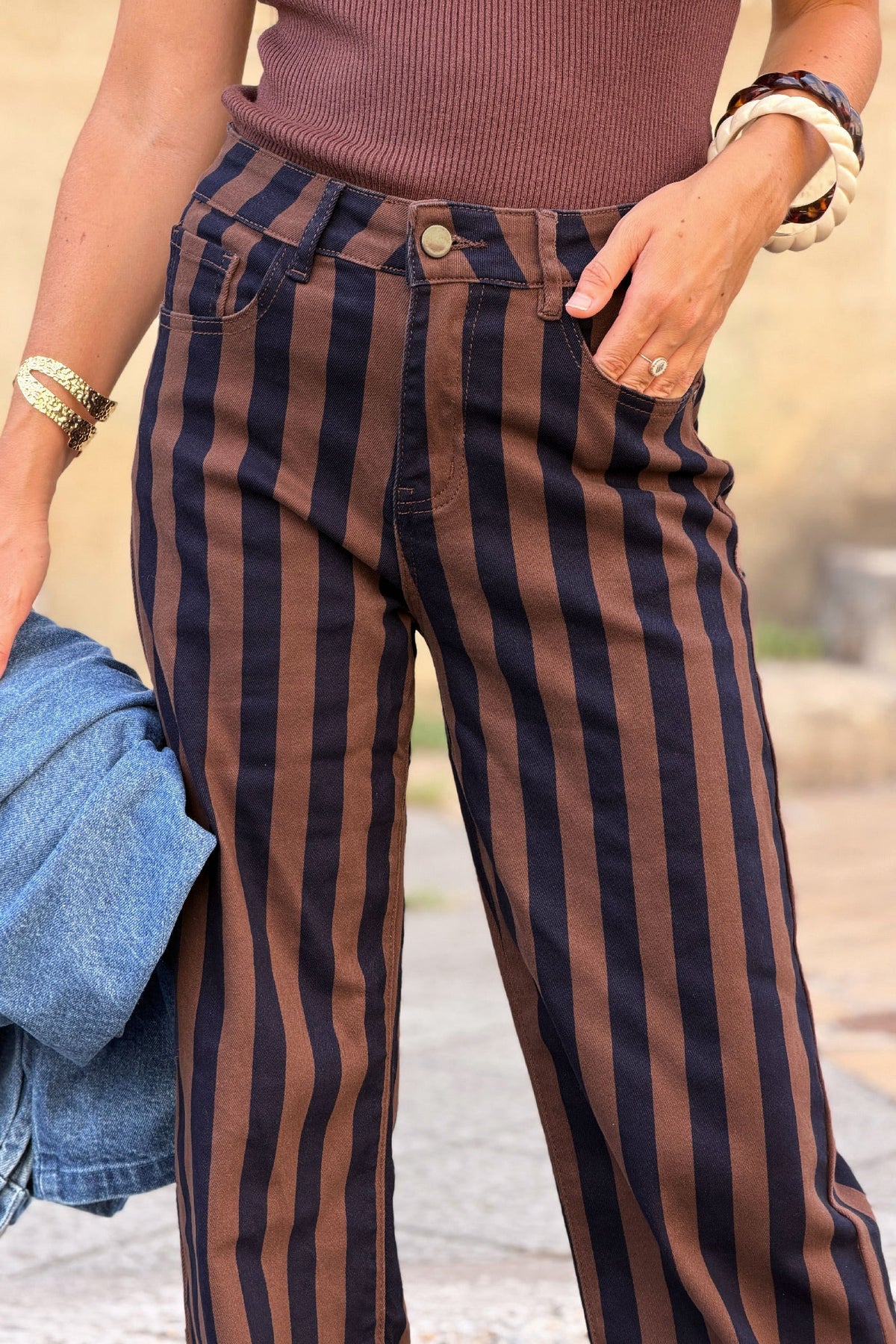Pantalon jean rayures verticales marron et bleu marine wide leg